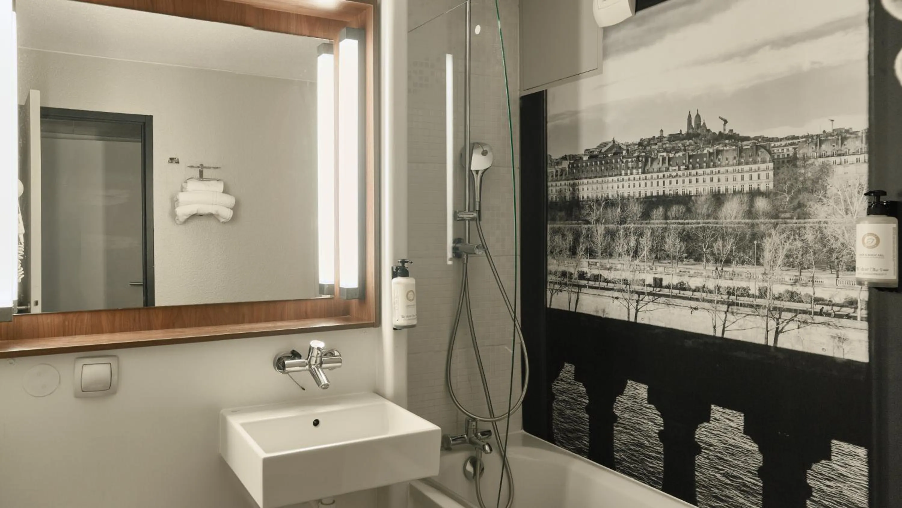 Bathroom in Campanile Paris Ouest - Gennevilliers Barbanniers