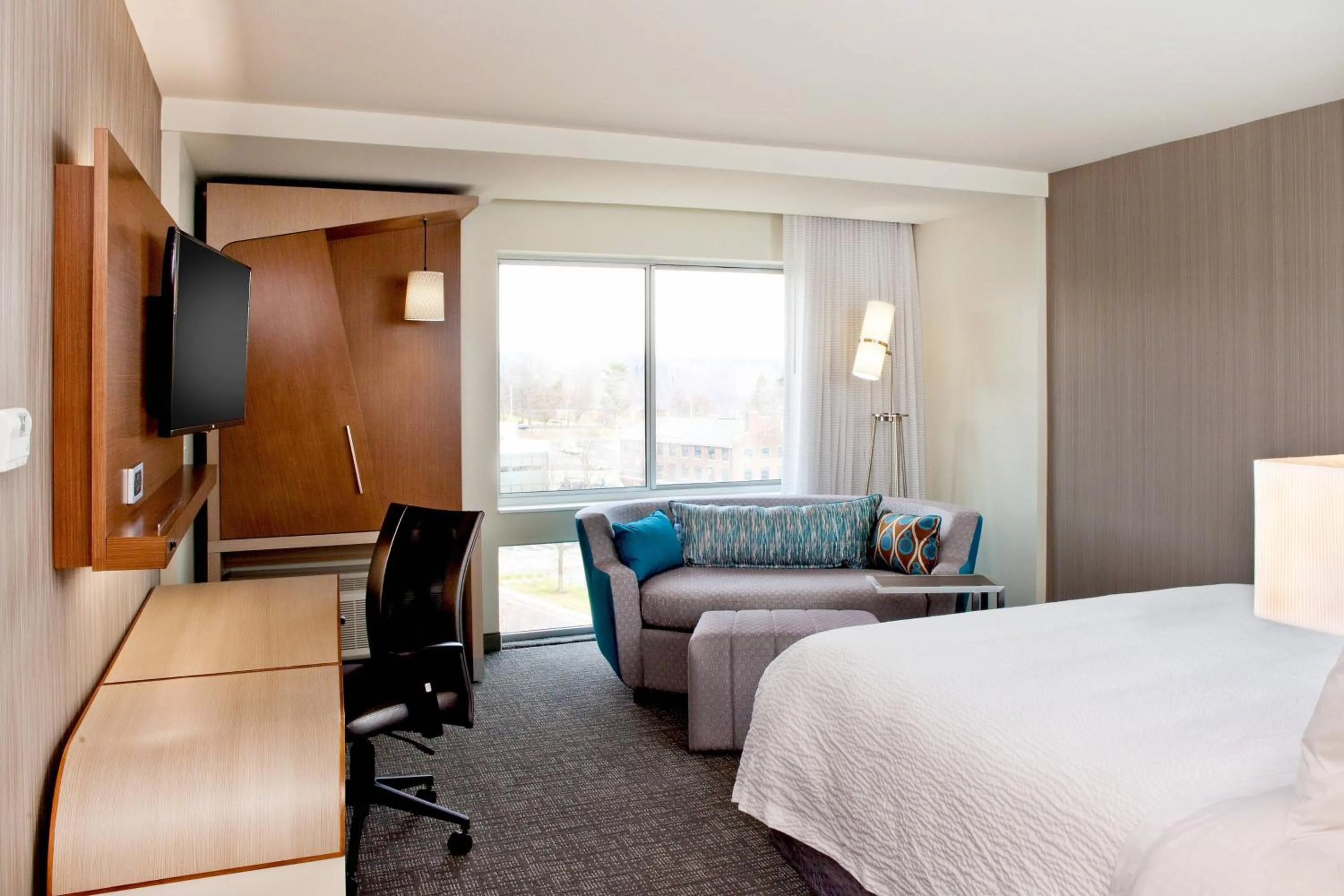 Photo of the whole room, Bed in Courtyard by Marriott Yonkers Westchester County