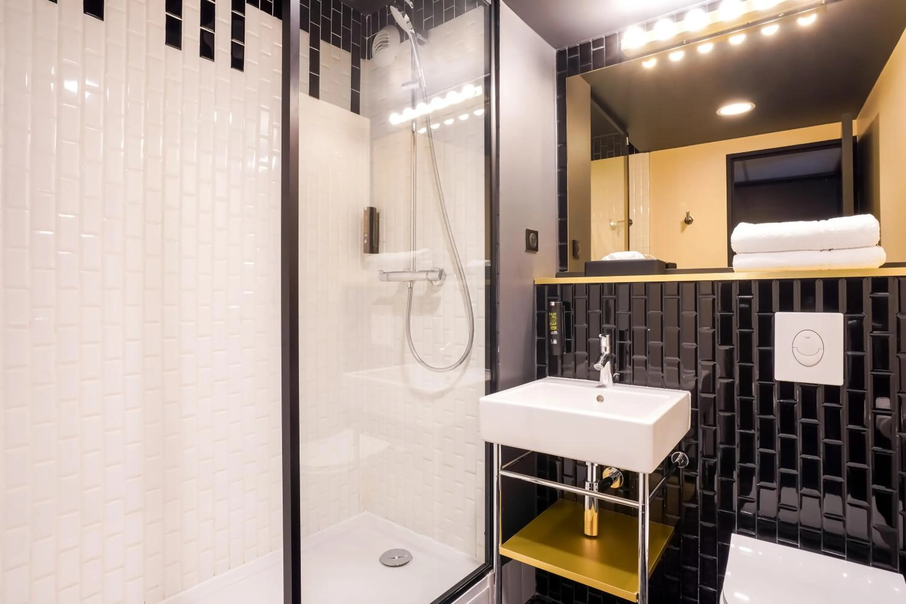 Shower in Kyriad - Créteil - Bonneuil-sur-Marne