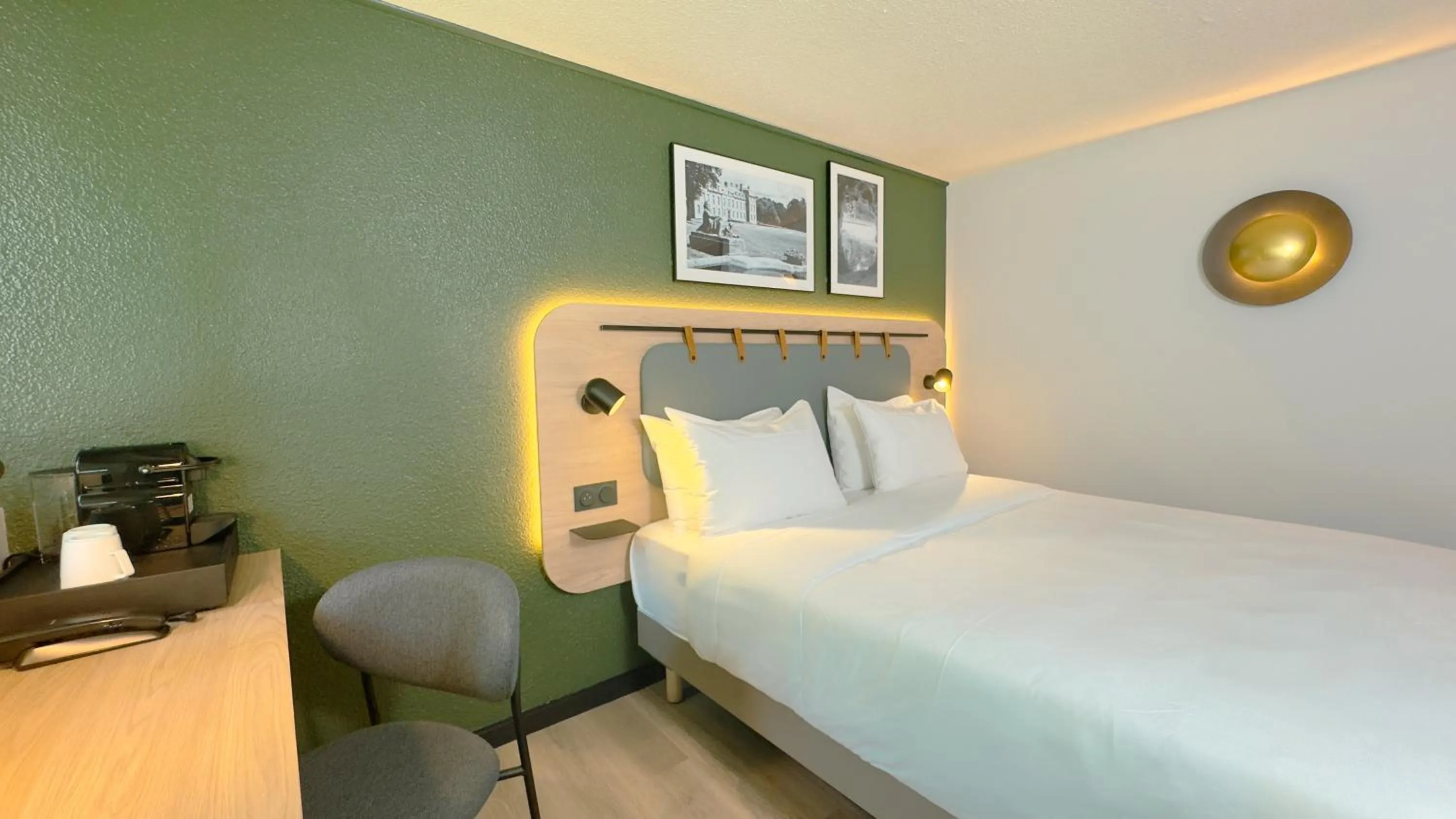 Bedroom, Bed in Campanile Epinay sur Orge Savigny Sur Orge