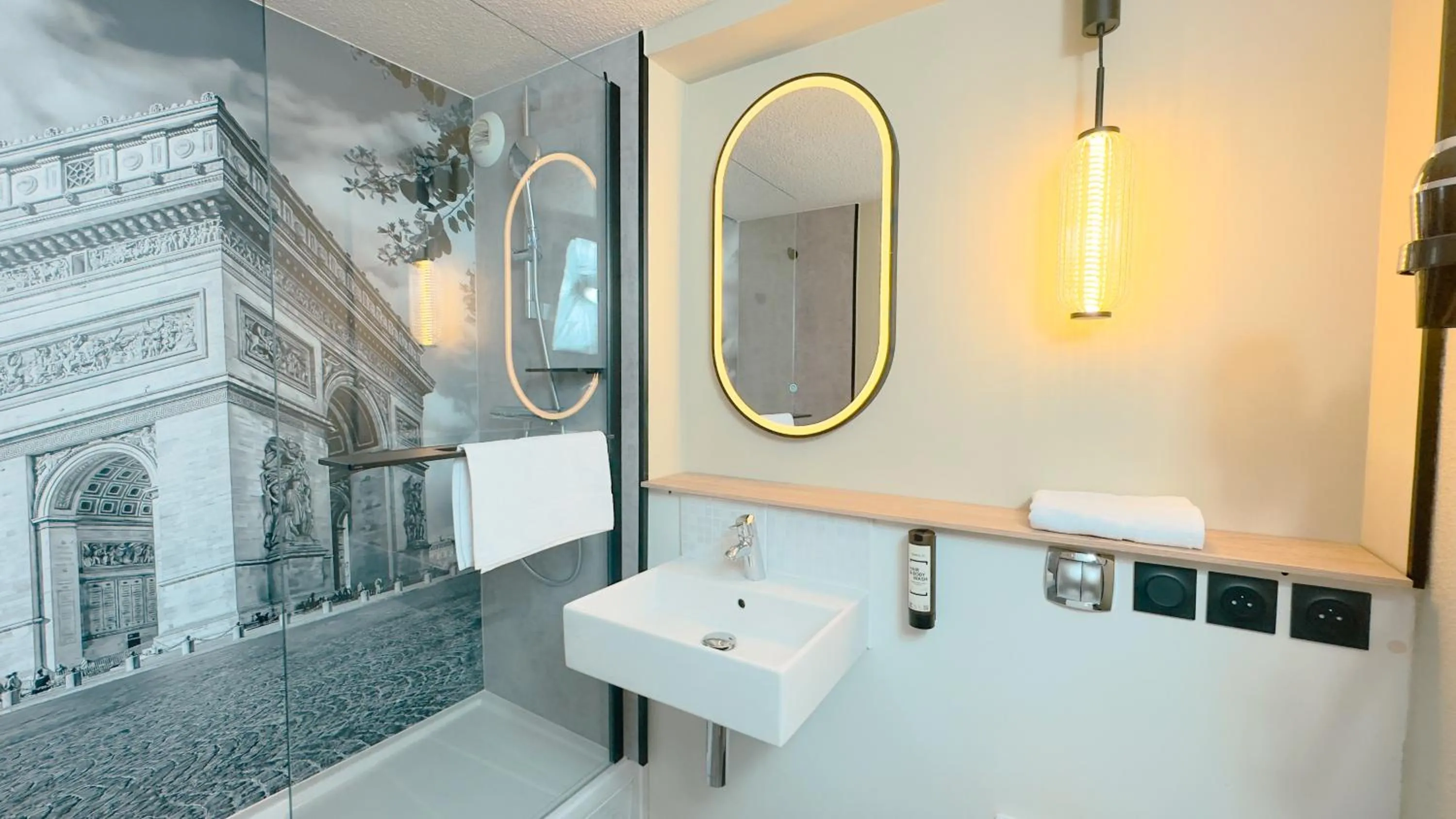 Bathroom in Campanile Epinay sur Orge Savigny Sur Orge