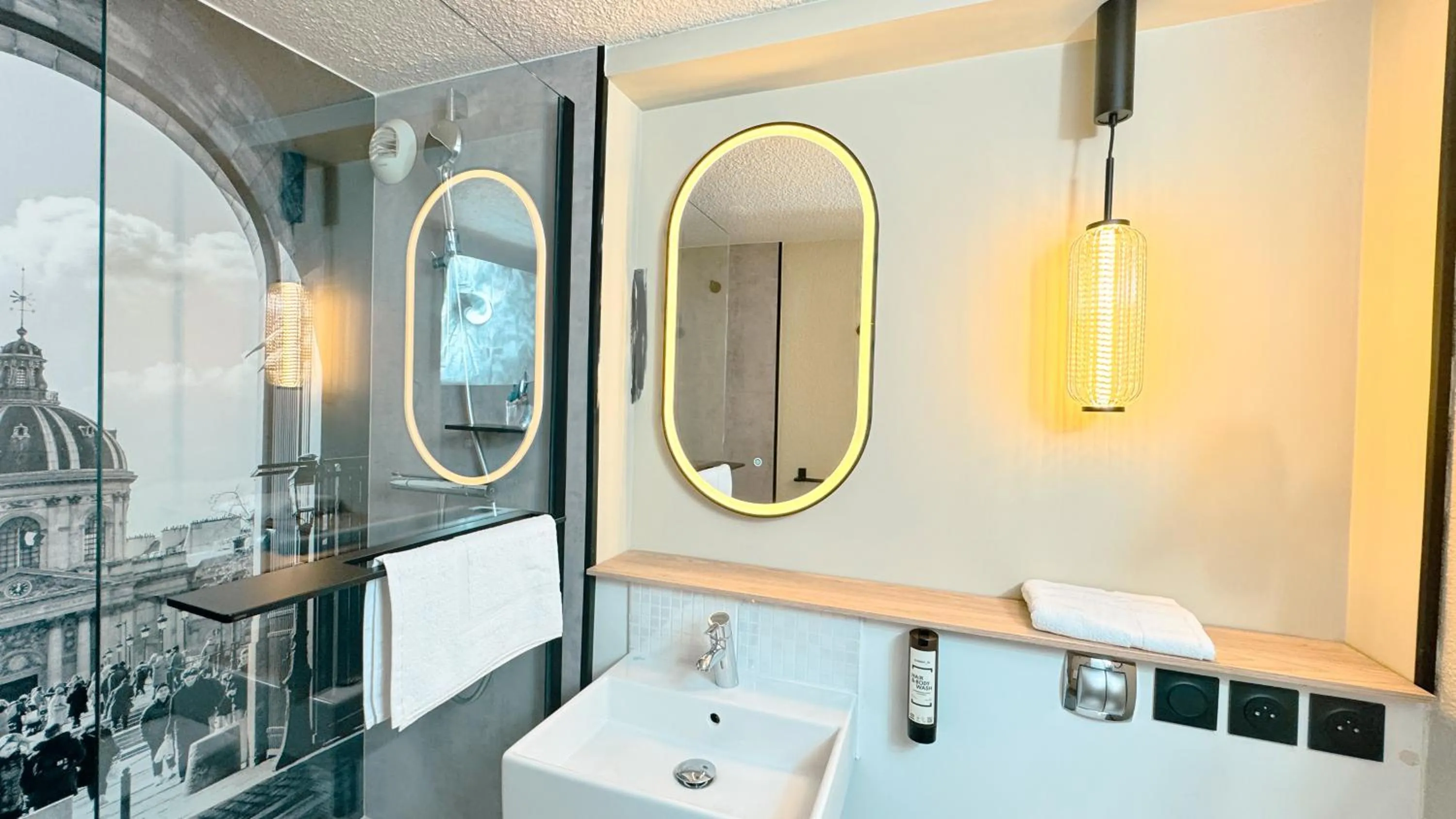 Bathroom in Campanile Epinay sur Orge Savigny Sur Orge