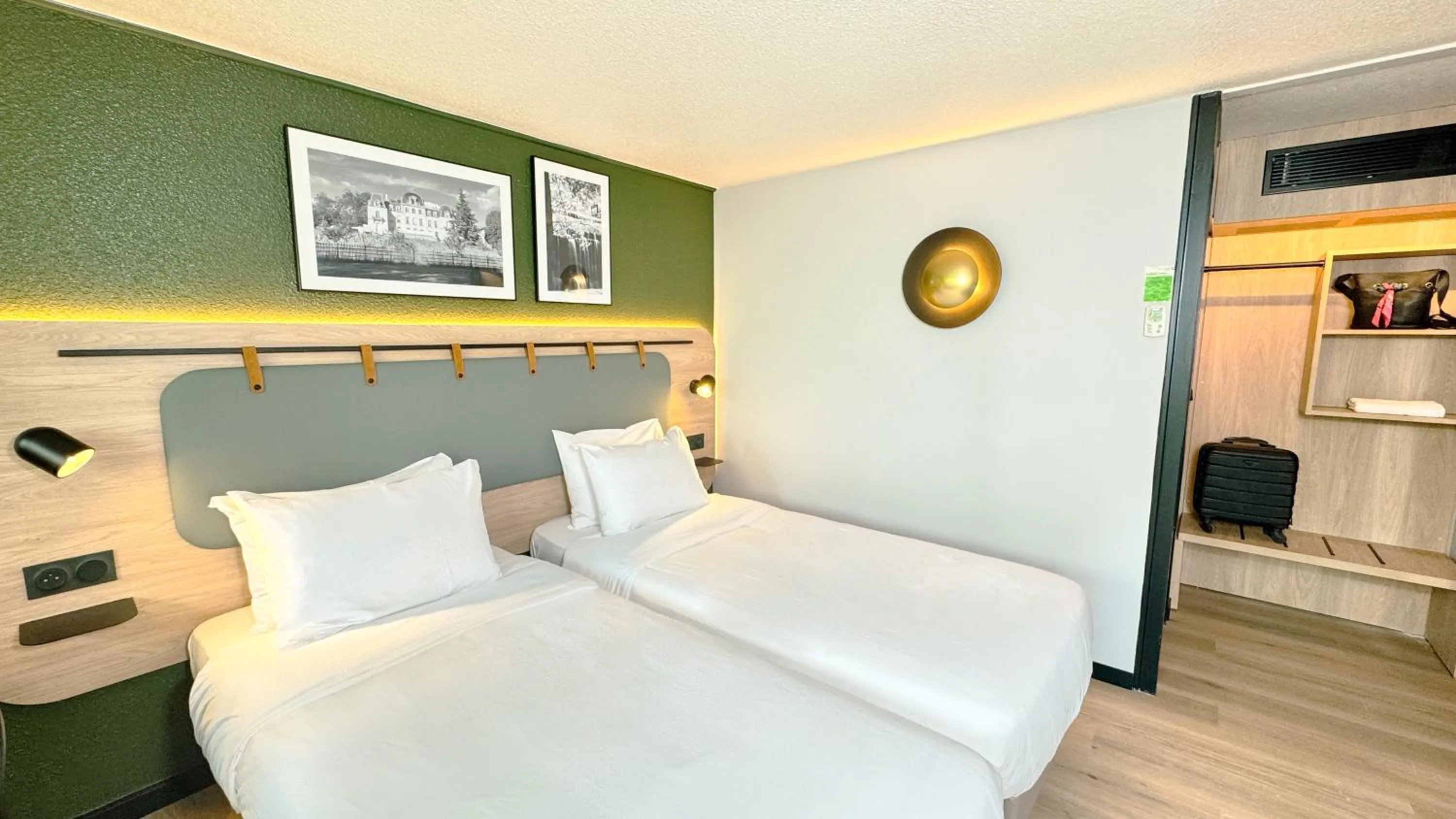 Bedroom, Bed in Campanile Epinay sur Orge Savigny Sur Orge