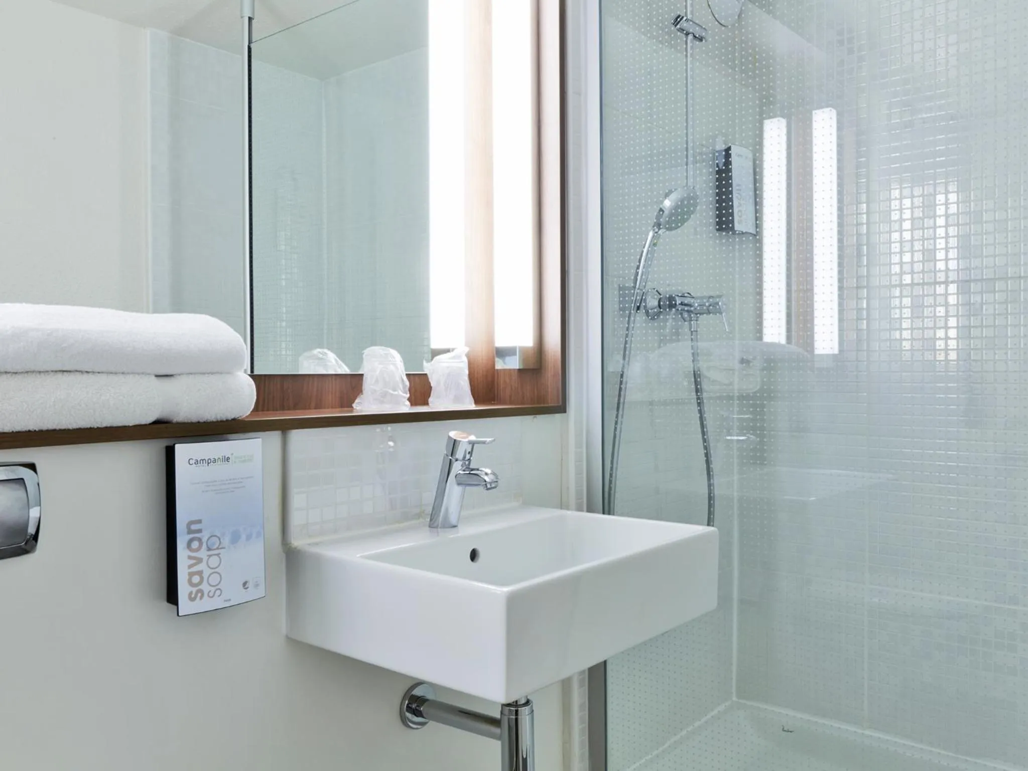 Shower in Campanile Villejust - za Courtaboeuf