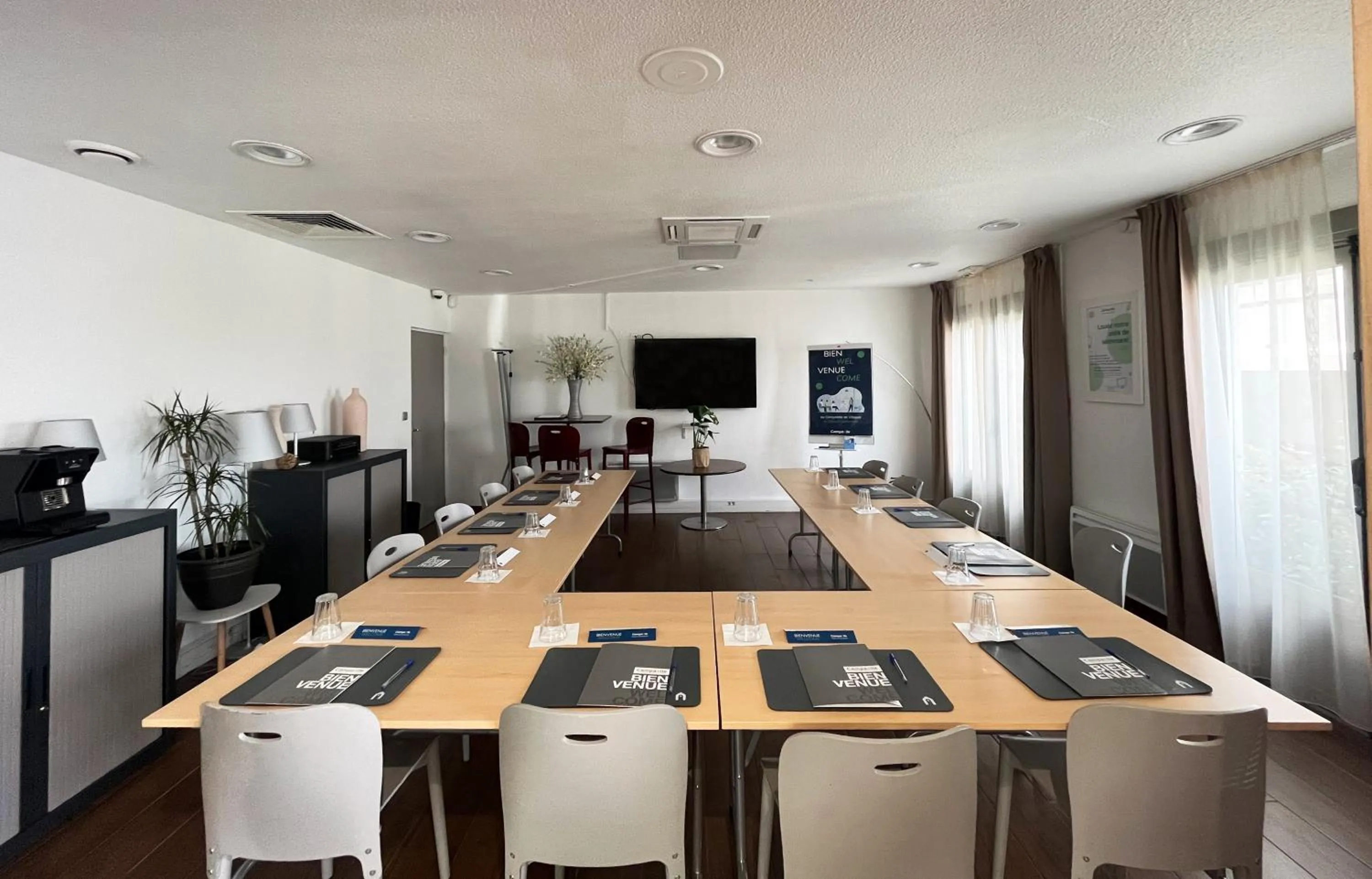 Communal lounge/ TV room in Campanile Villejust - za Courtaboeuf