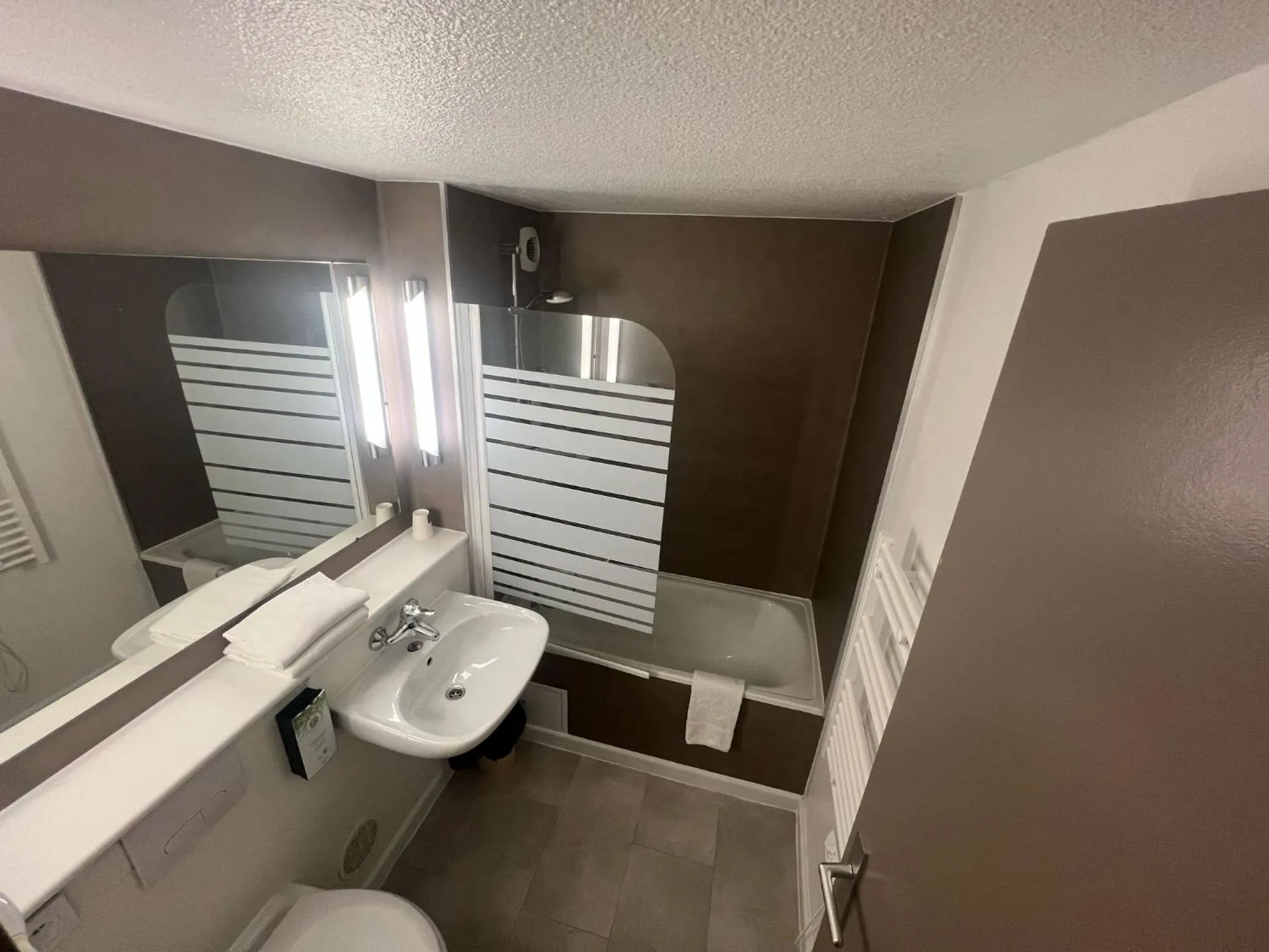 Toilet in Kyriad Fontenay - Trésigny