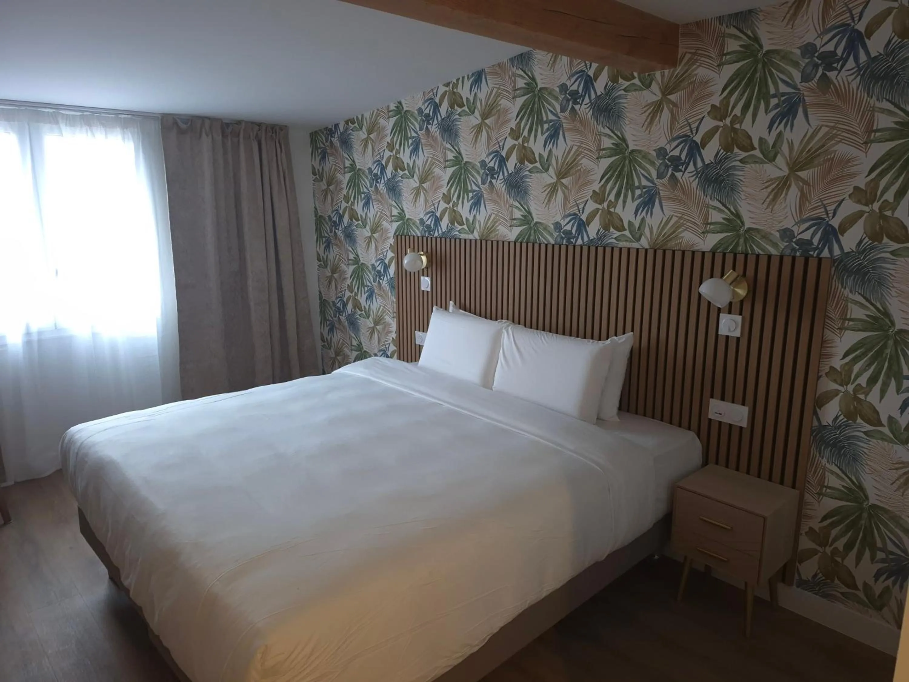 Bed in Kyriad Fontenay - Trésigny