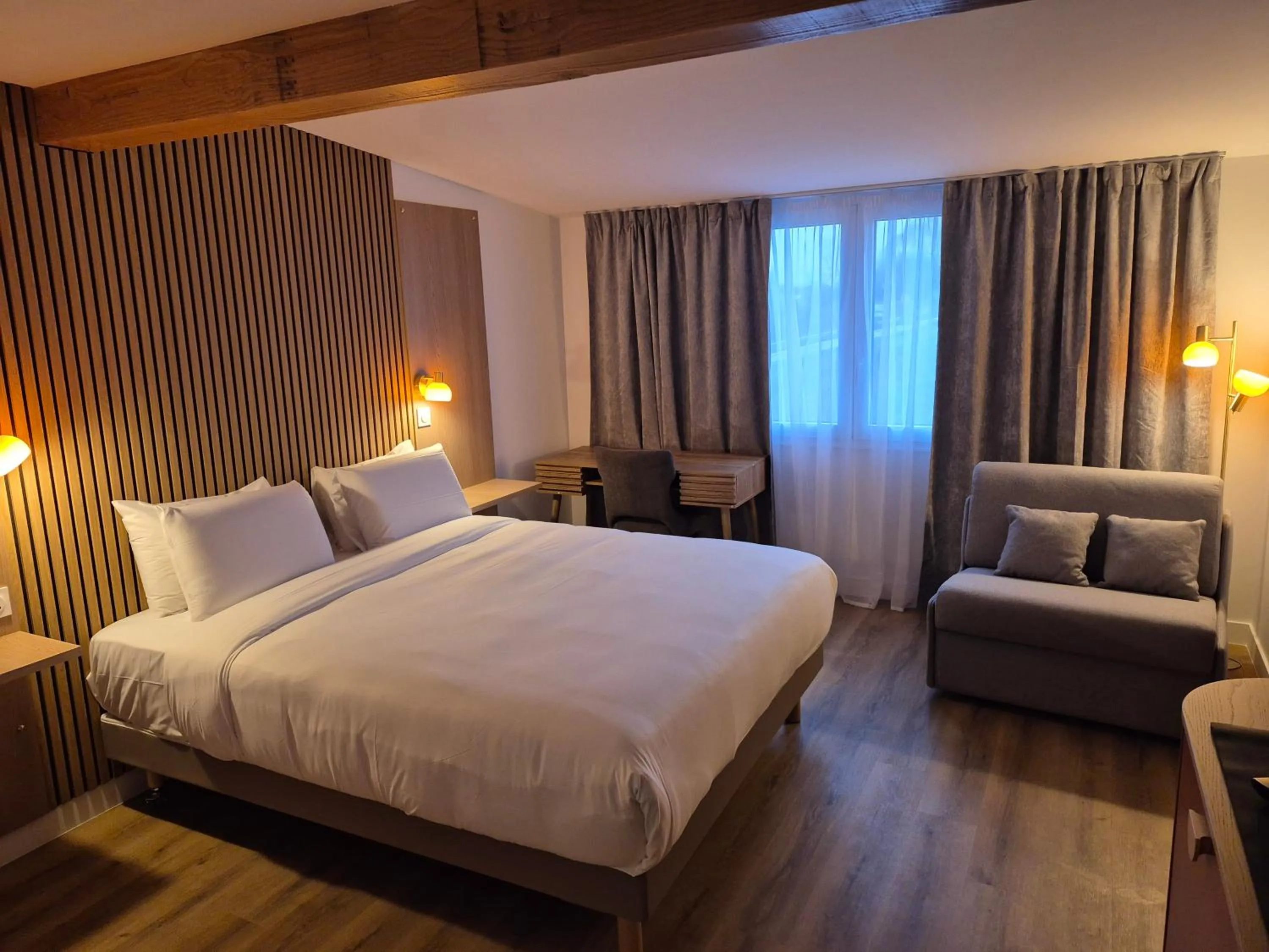 Bed in Kyriad Fontenay - Trésigny