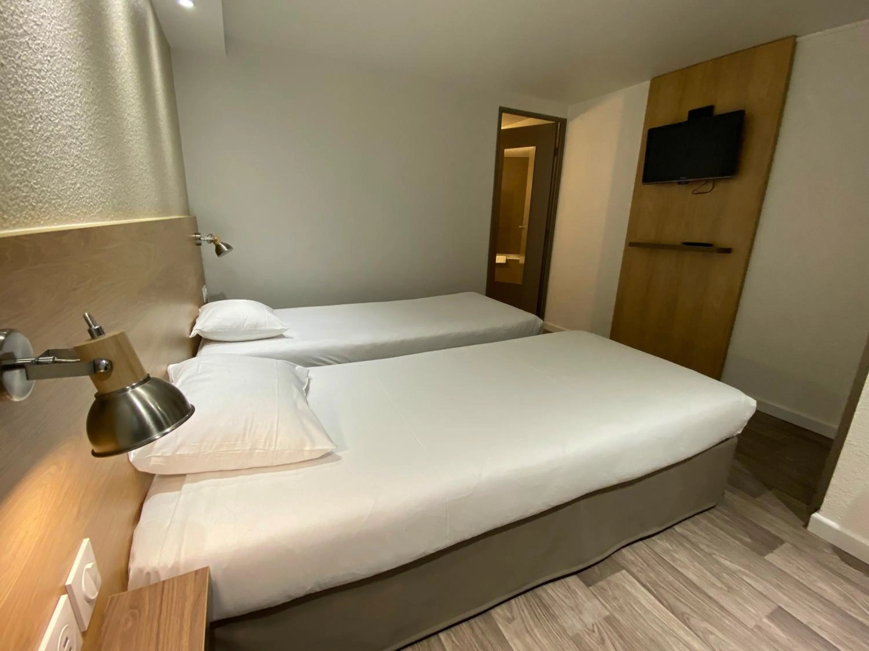 Bed in Kyriad Fontenay - Trésigny