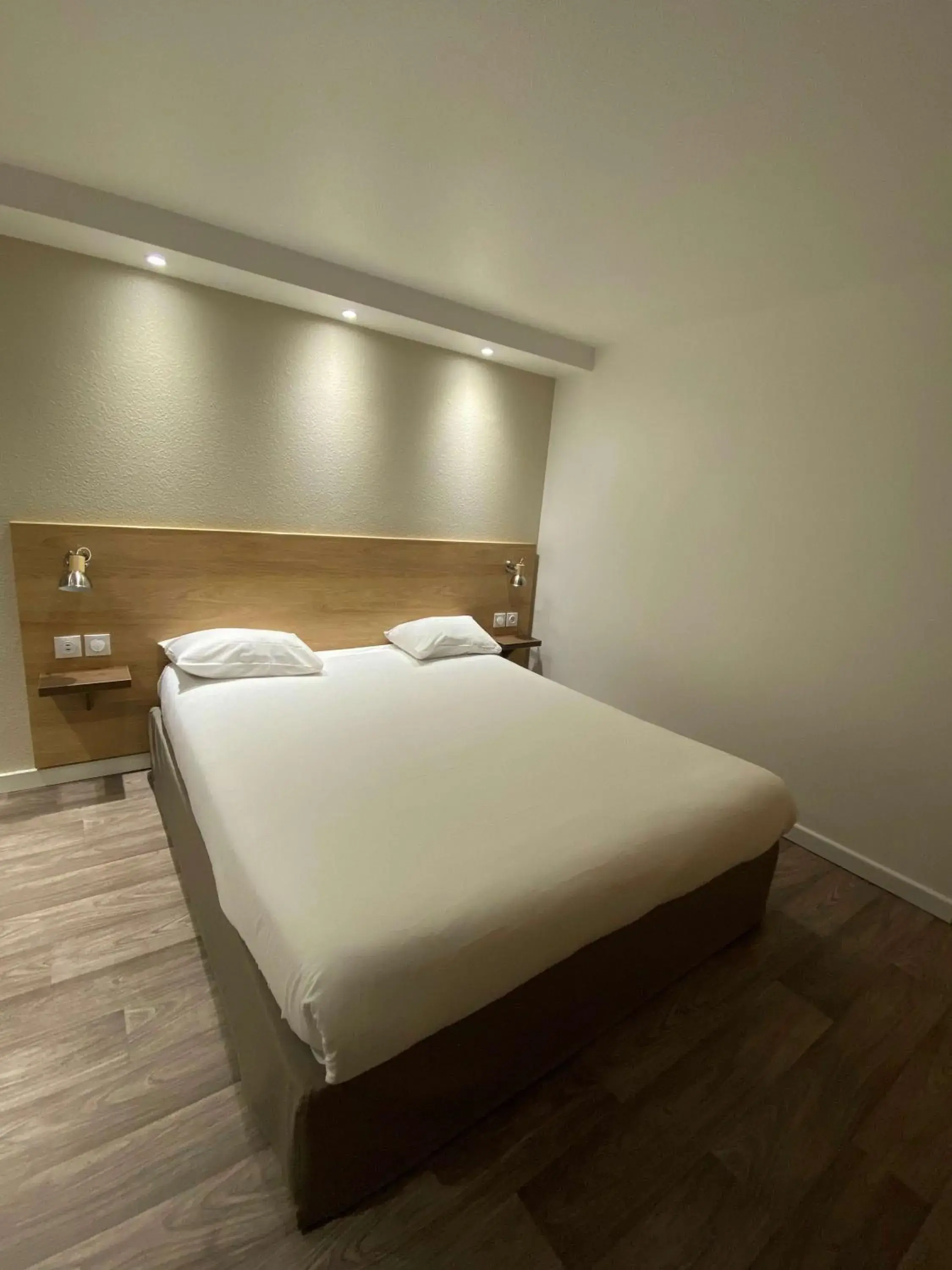 Double Room with 1 Double bed & 1 Extra bed in Kyriad Fontenay - Trésigny Double Room with 1 Double bed & 1 Extra bed in Kyriad Fontenay - Trésigny