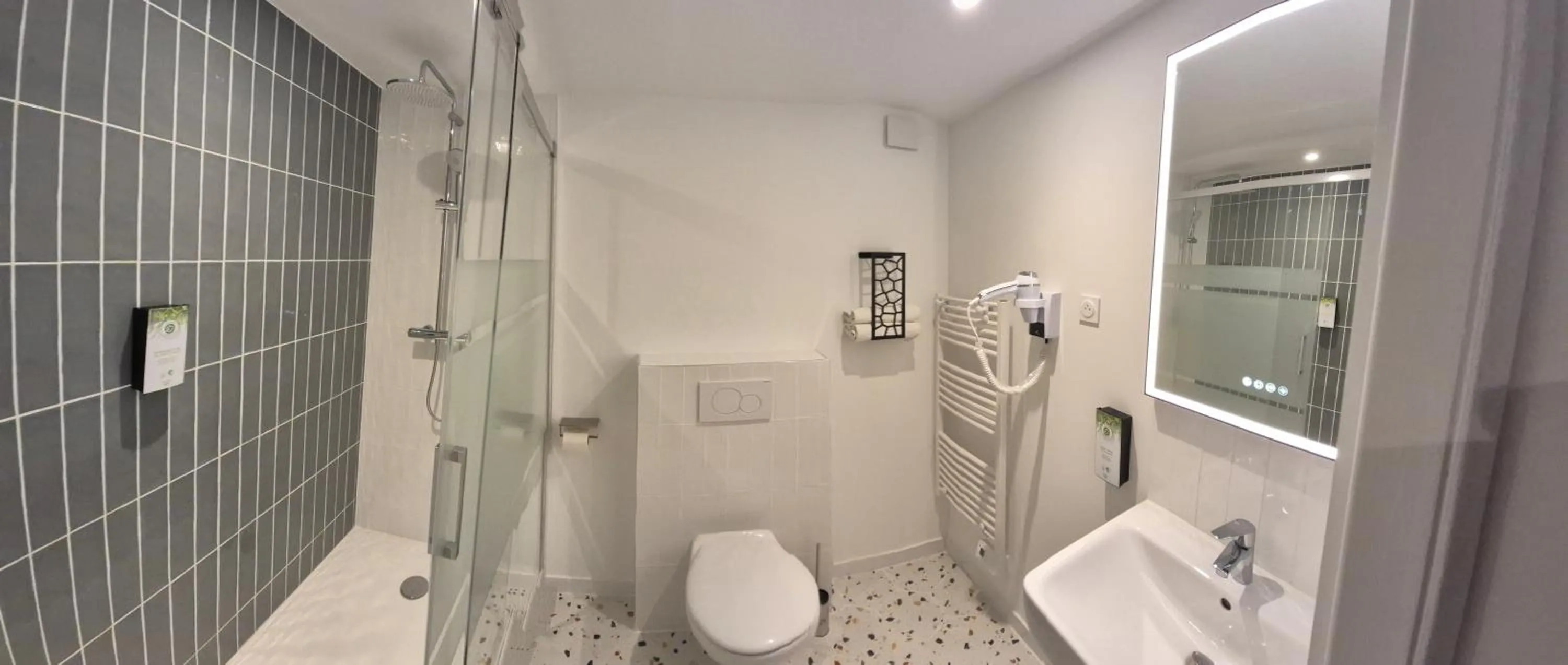 Shower in Kyriad Fontenay - Trésigny