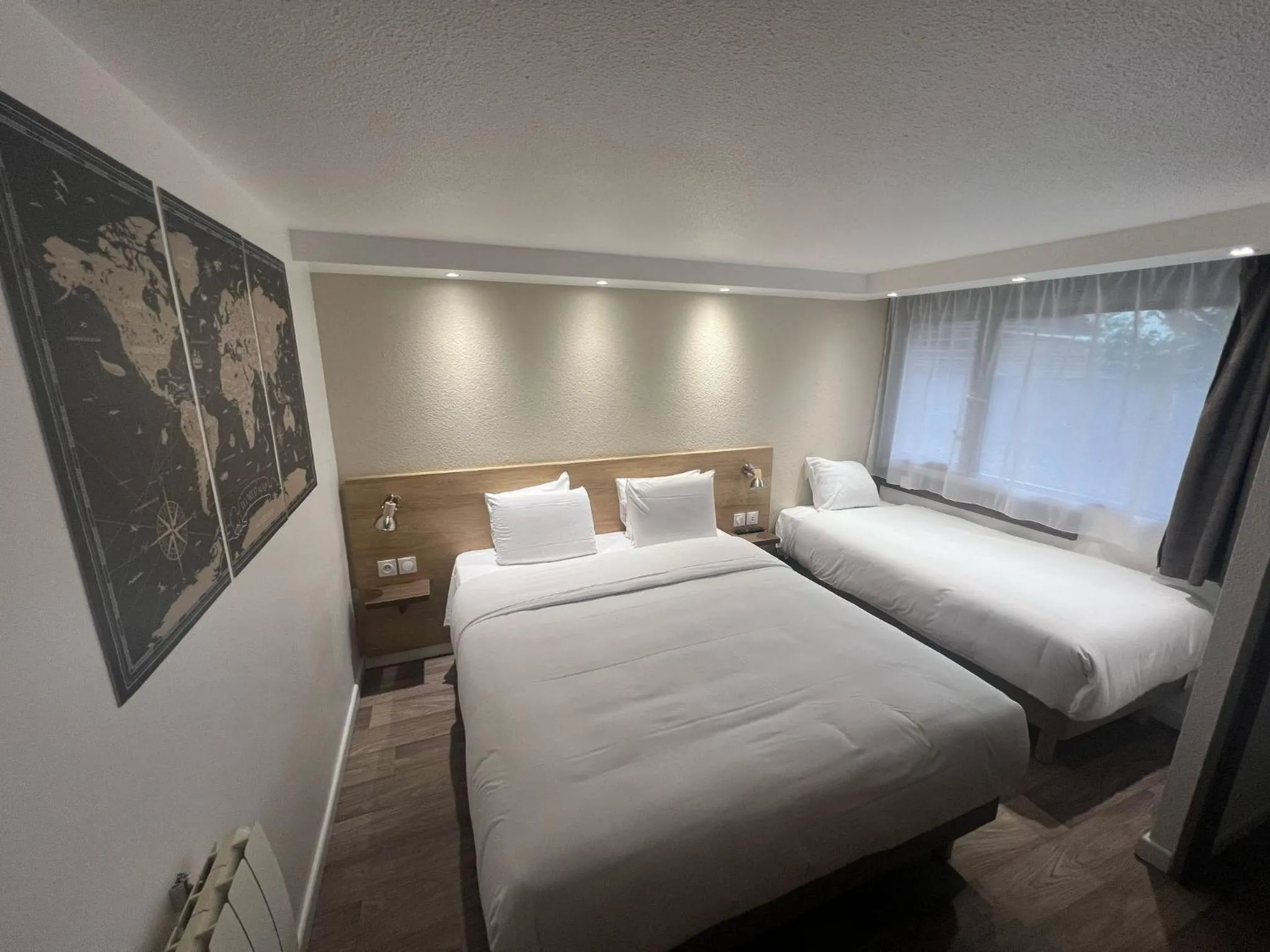 Bed in Kyriad Fontenay - Trésigny