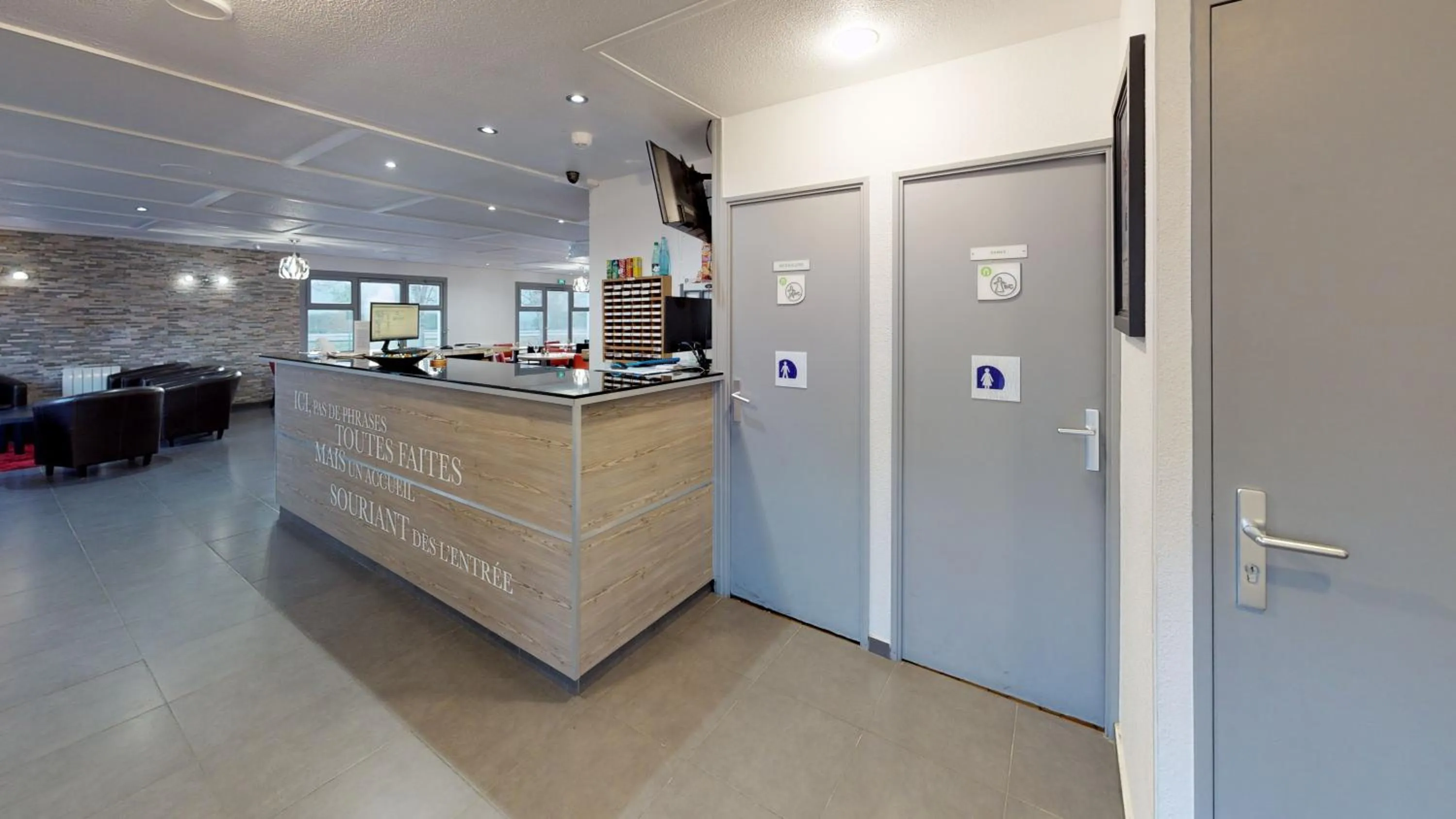 Lobby or reception in Kyriad Fontenay - Trésigny