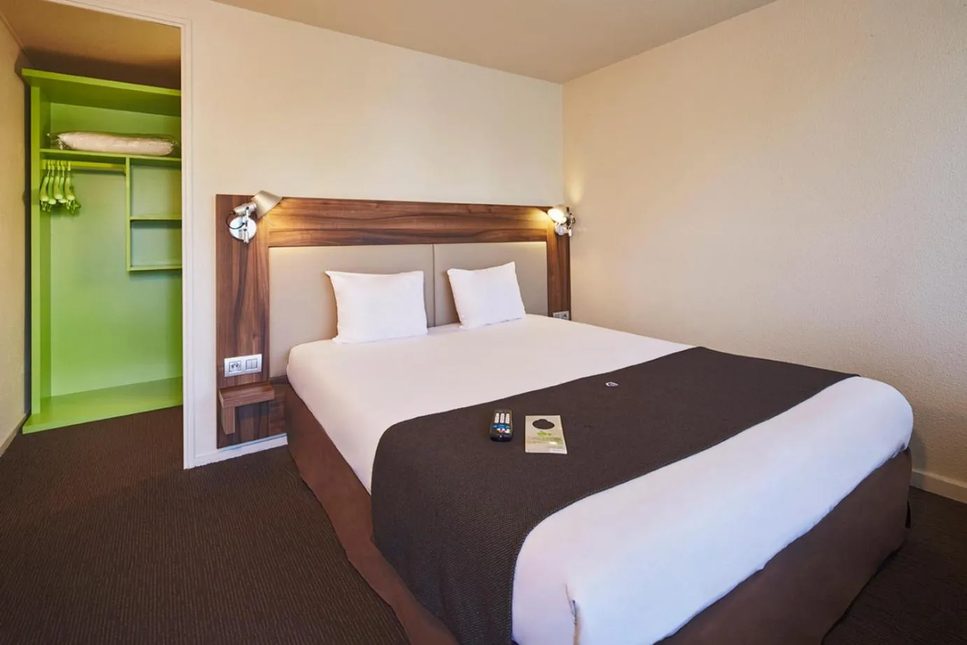 Photo of the whole room, Bed in Campanile Melun Sénart