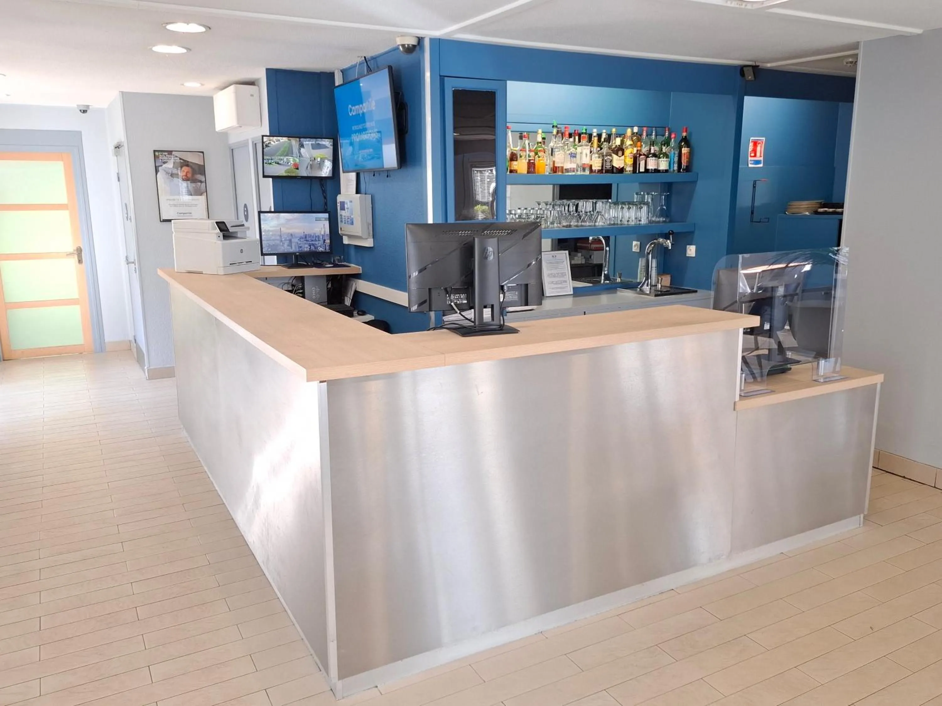 Lobby or reception in Campanile Versailles Buc