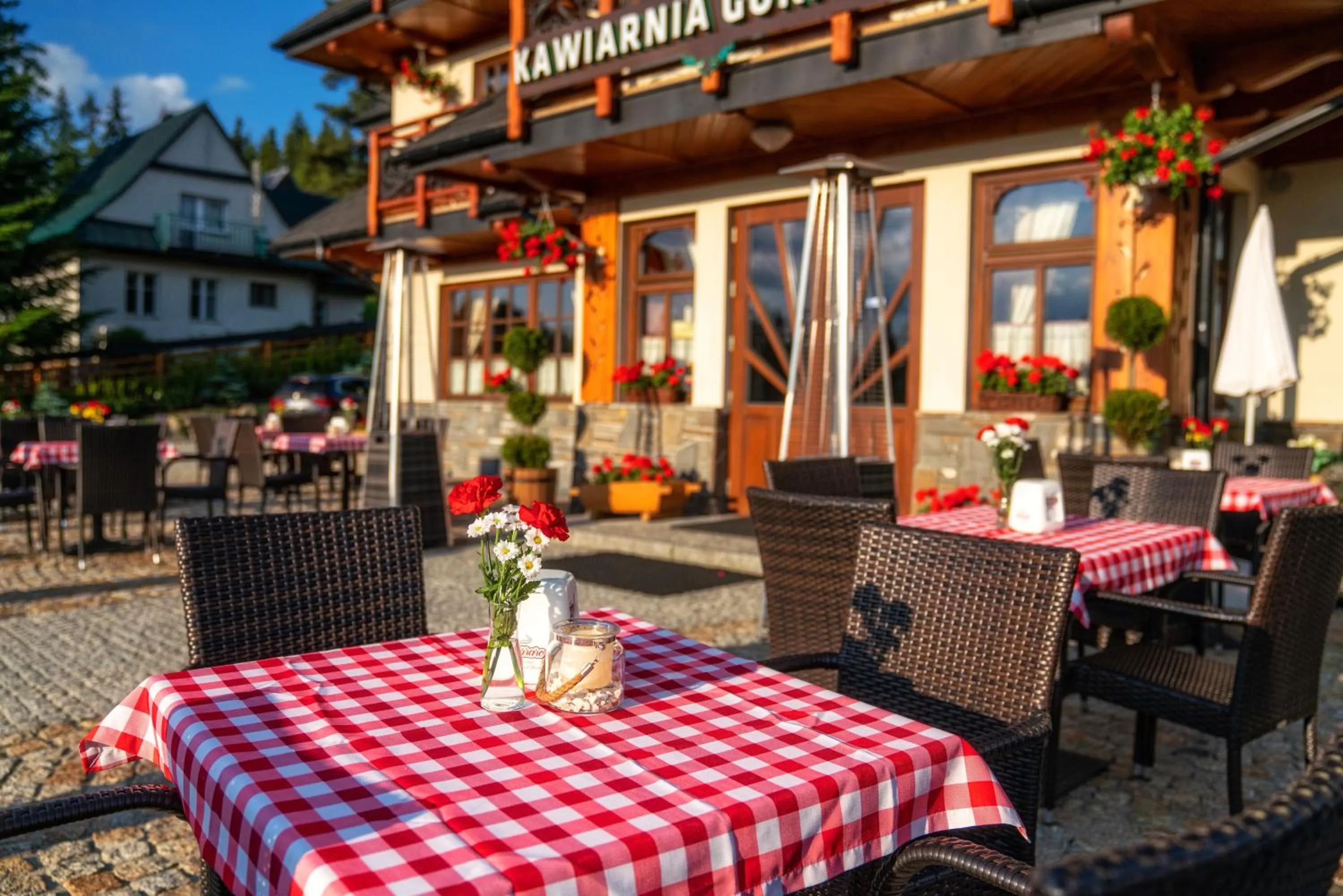 Restaurant/places to eat in Willa Pod Miedzą 200 m do Term