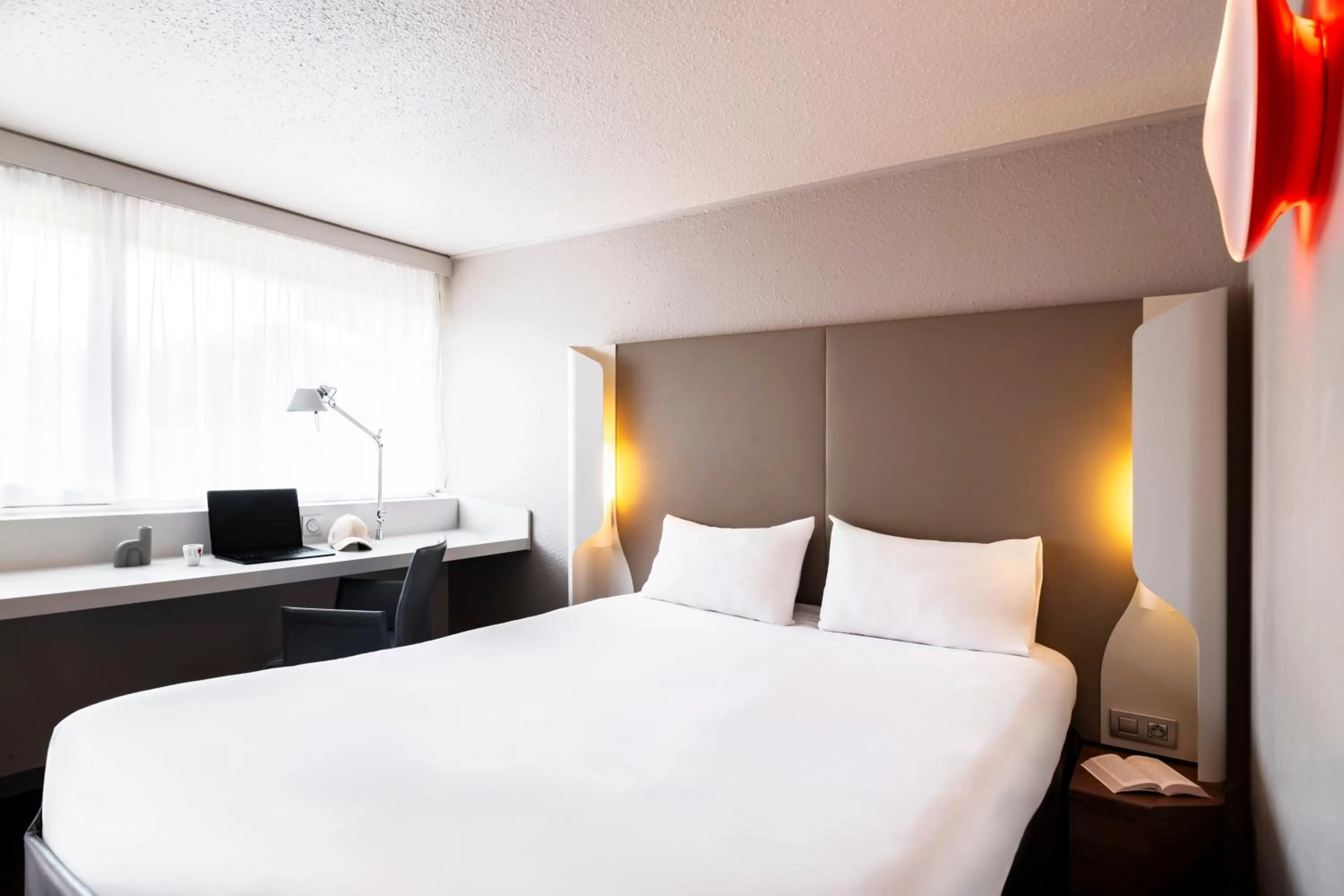 Bedroom, Bed in Campanile Montesson - Le Vésinet