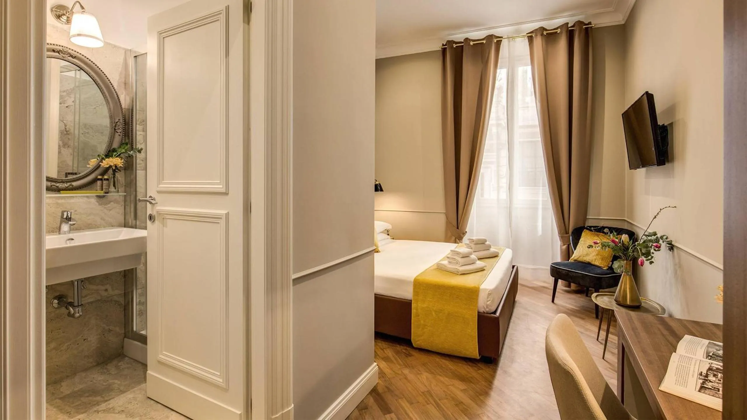 Shower, Bed in Charme Spagna Boutique Hotel