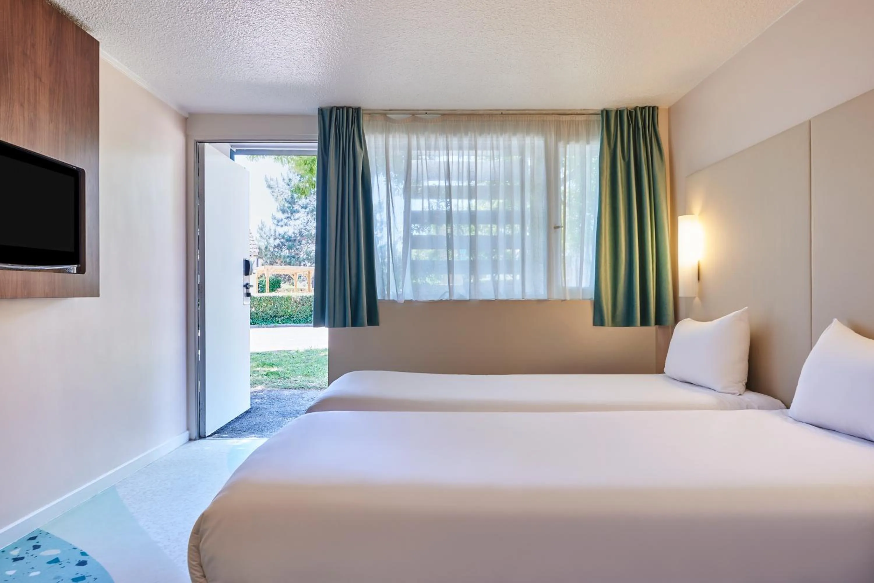 Photo of the whole room, Bed in Greet Hotel Versailles - Voisins Le Bretonneux