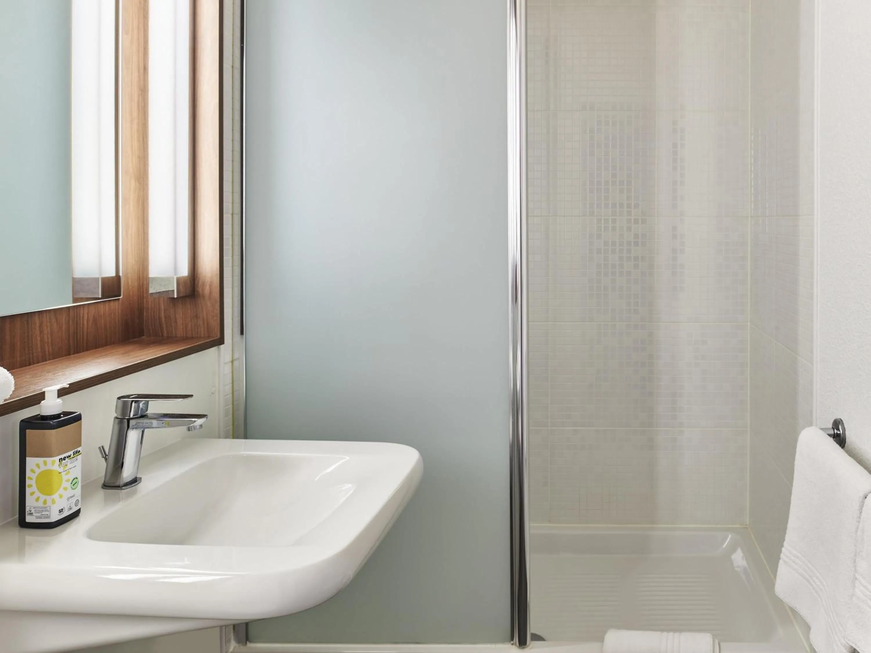 Bedroom in Greet Hotel Versailles - Voisins Le Bretonneux