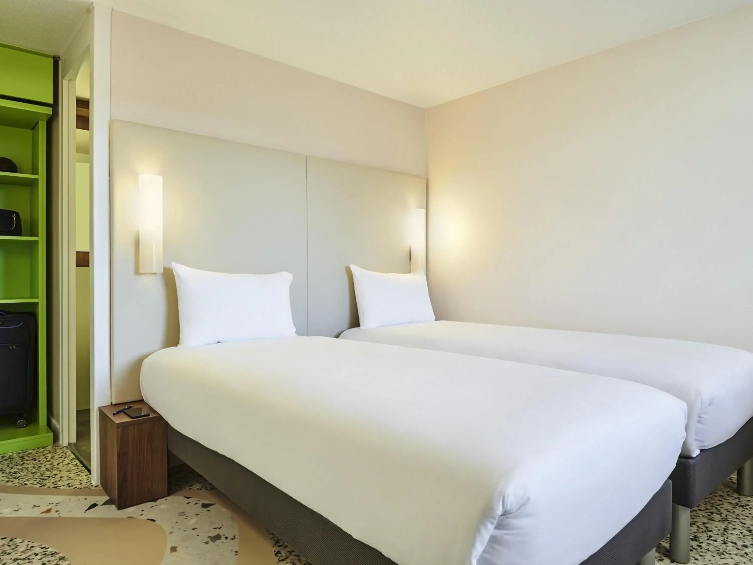 Pop room with 2 single beds in Greet Hotel Versailles - Voisins Le Bretonneux Pop room with 2 single beds in Greet Hotel Versailles - Voisins Le Bretonneux