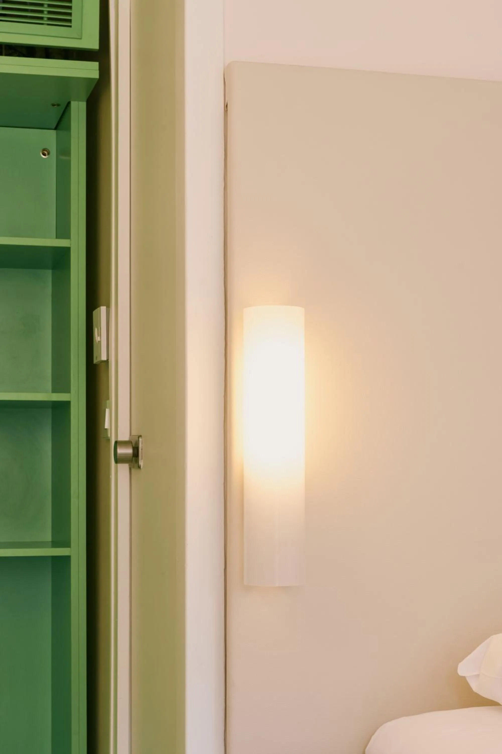 wardrobe, Bed in Greet Hotel Versailles - Voisins Le Bretonneux