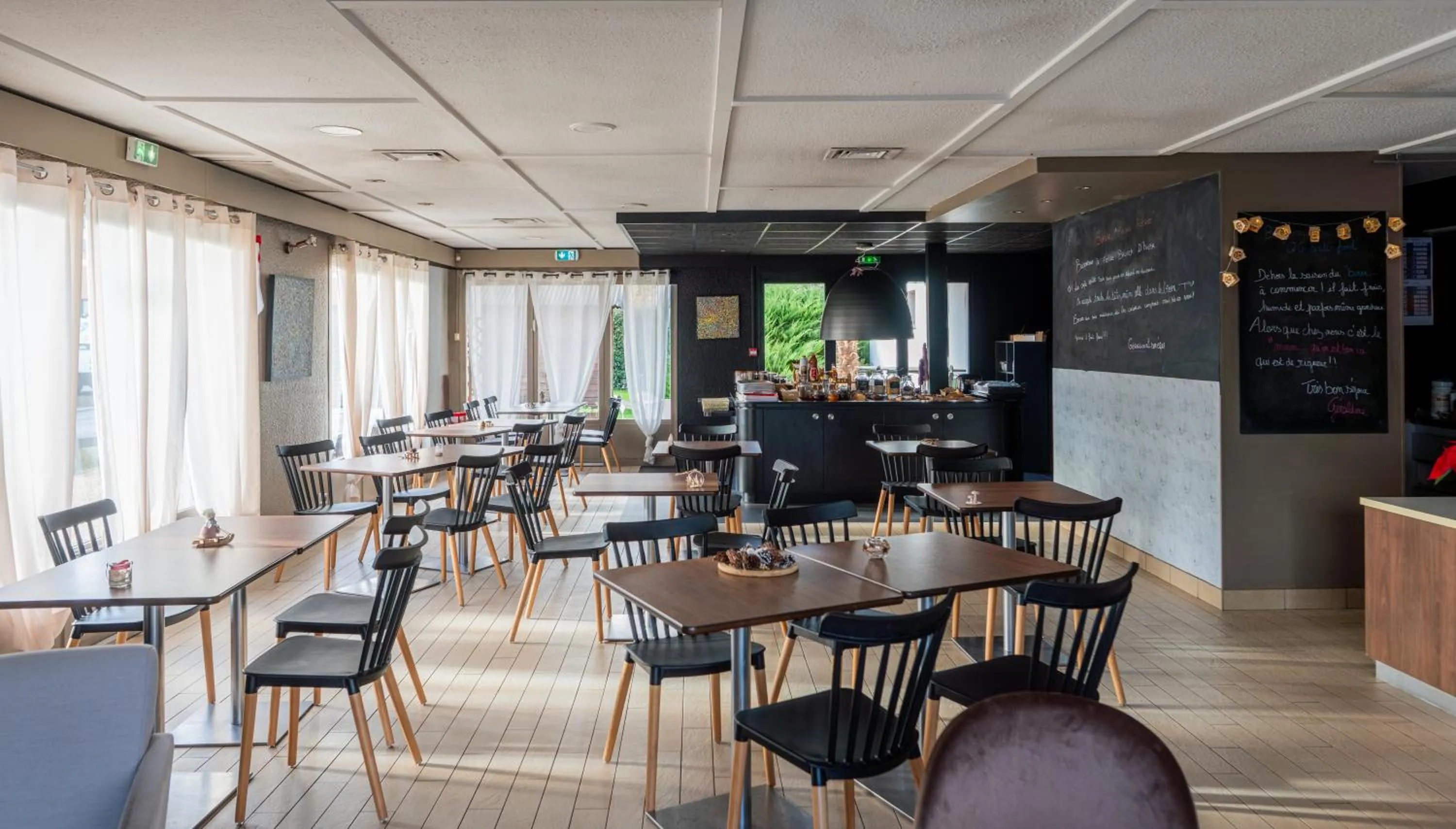 Lounge or bar in Ampaline HOTEL - Perigueux Boulazac