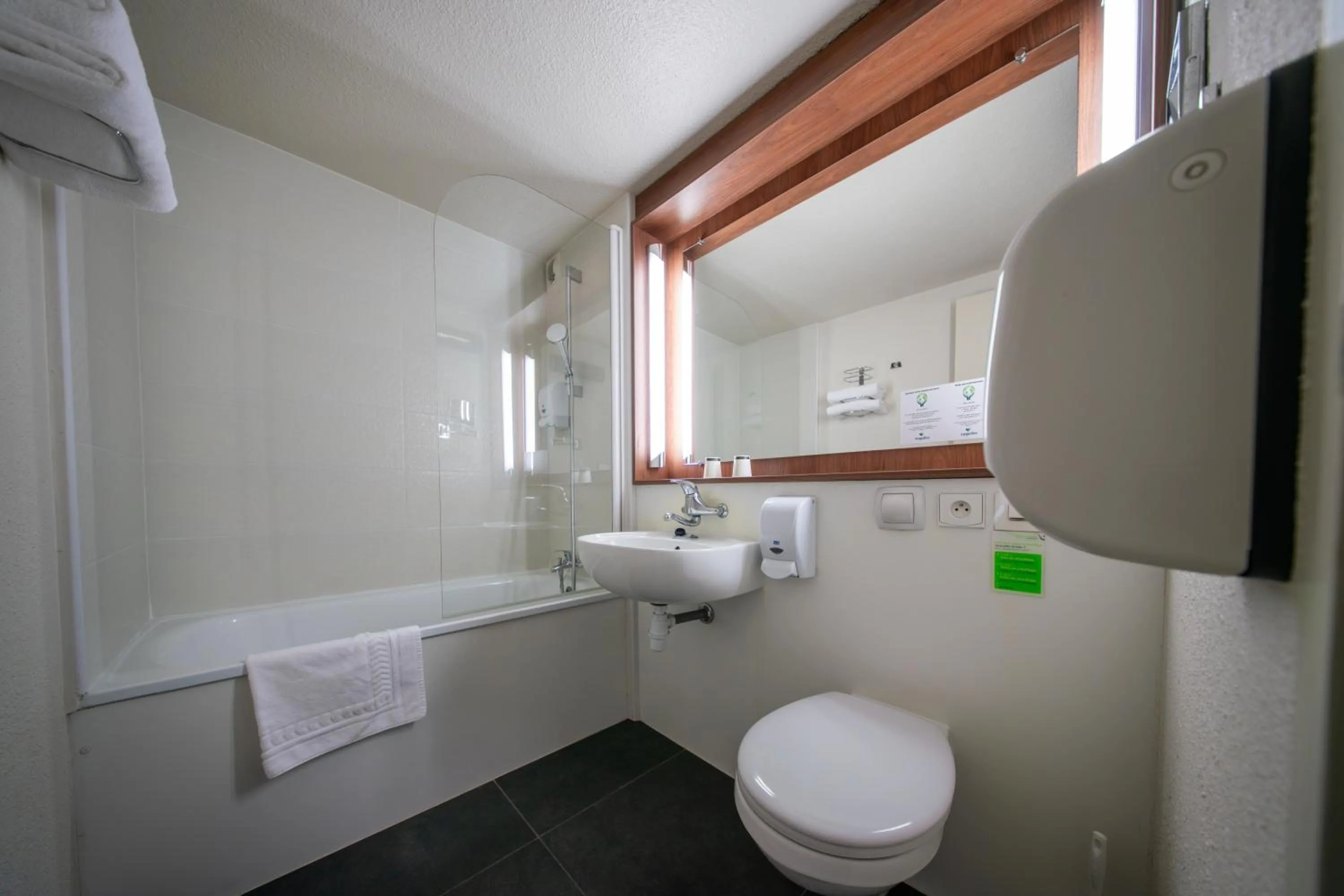 Toilet in Ampaline HOTEL - Perigueux Boulazac