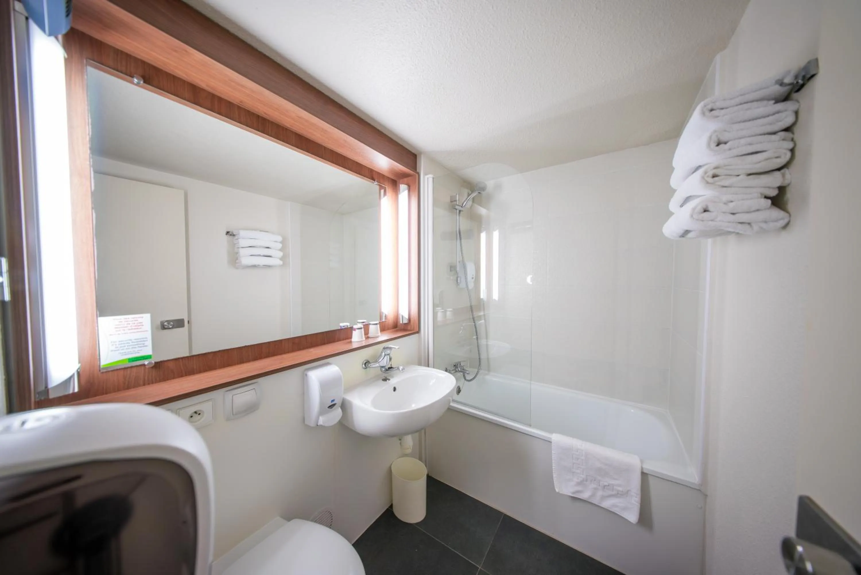 Toilet in Ampaline HOTEL - Perigueux Boulazac