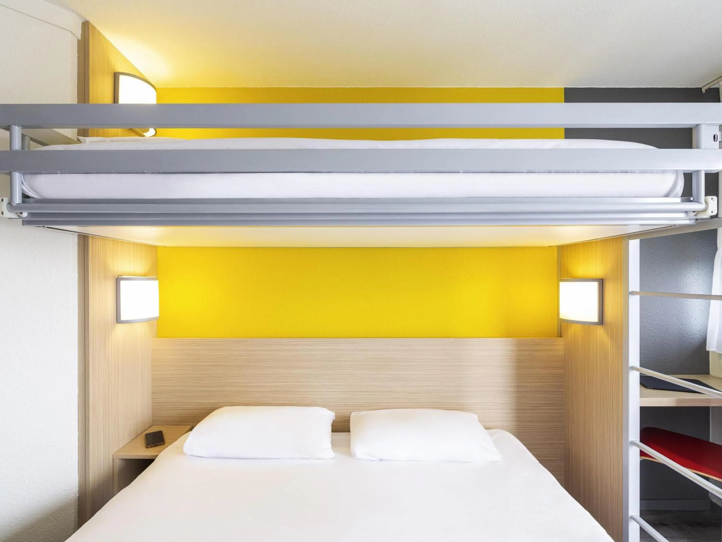 Bedroom, Bed in greet hôtel Angoulême