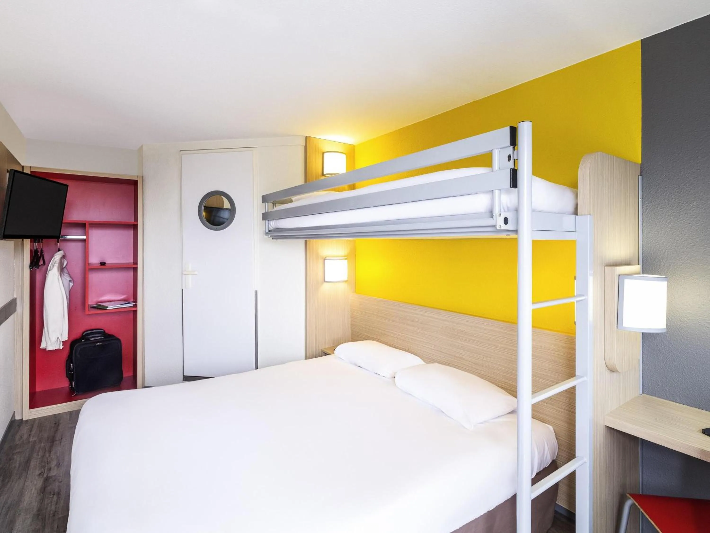 Bedroom, Bed in greet hôtel Angoulême