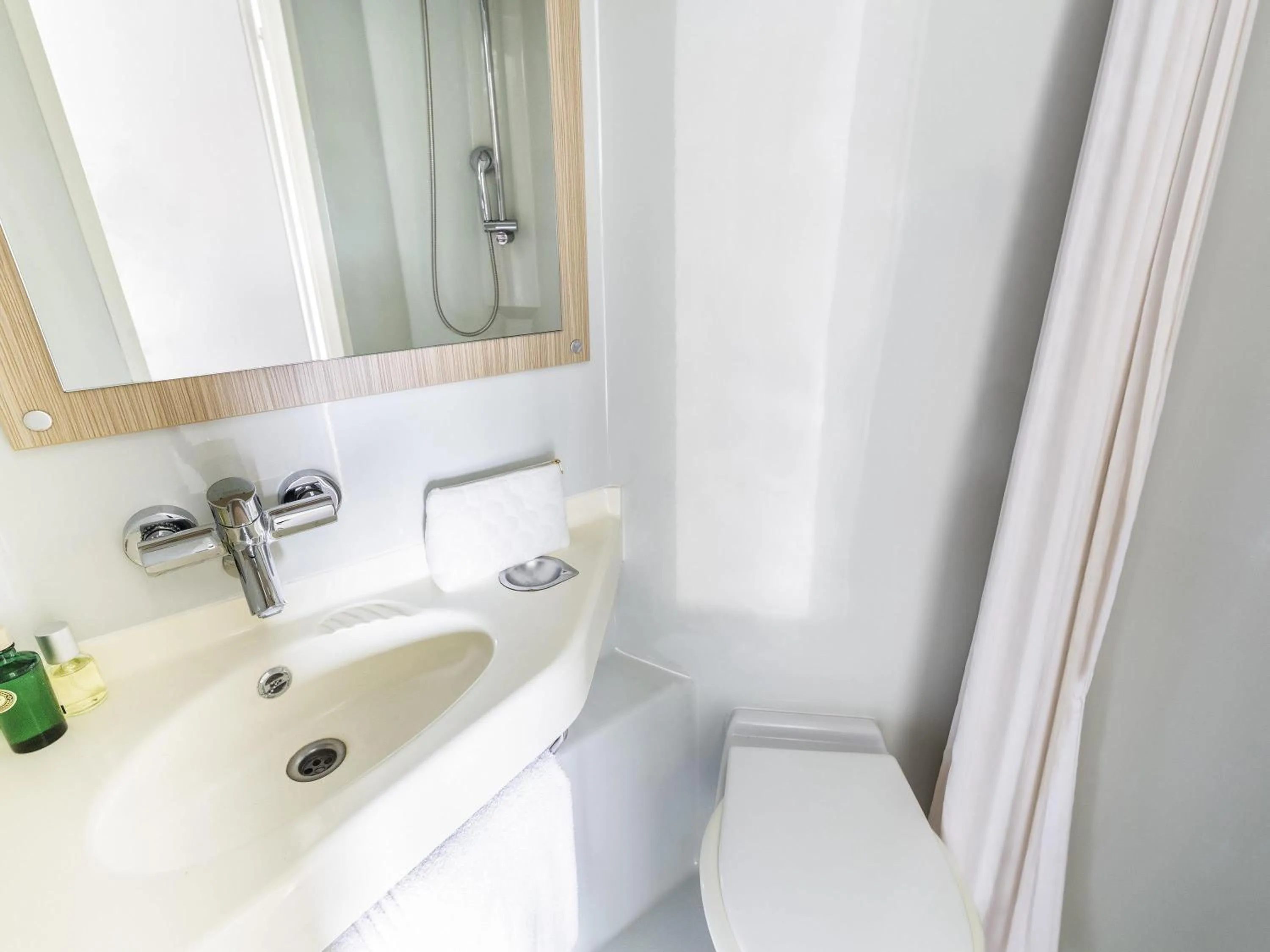 Bedroom in greet hôtel Angoulême