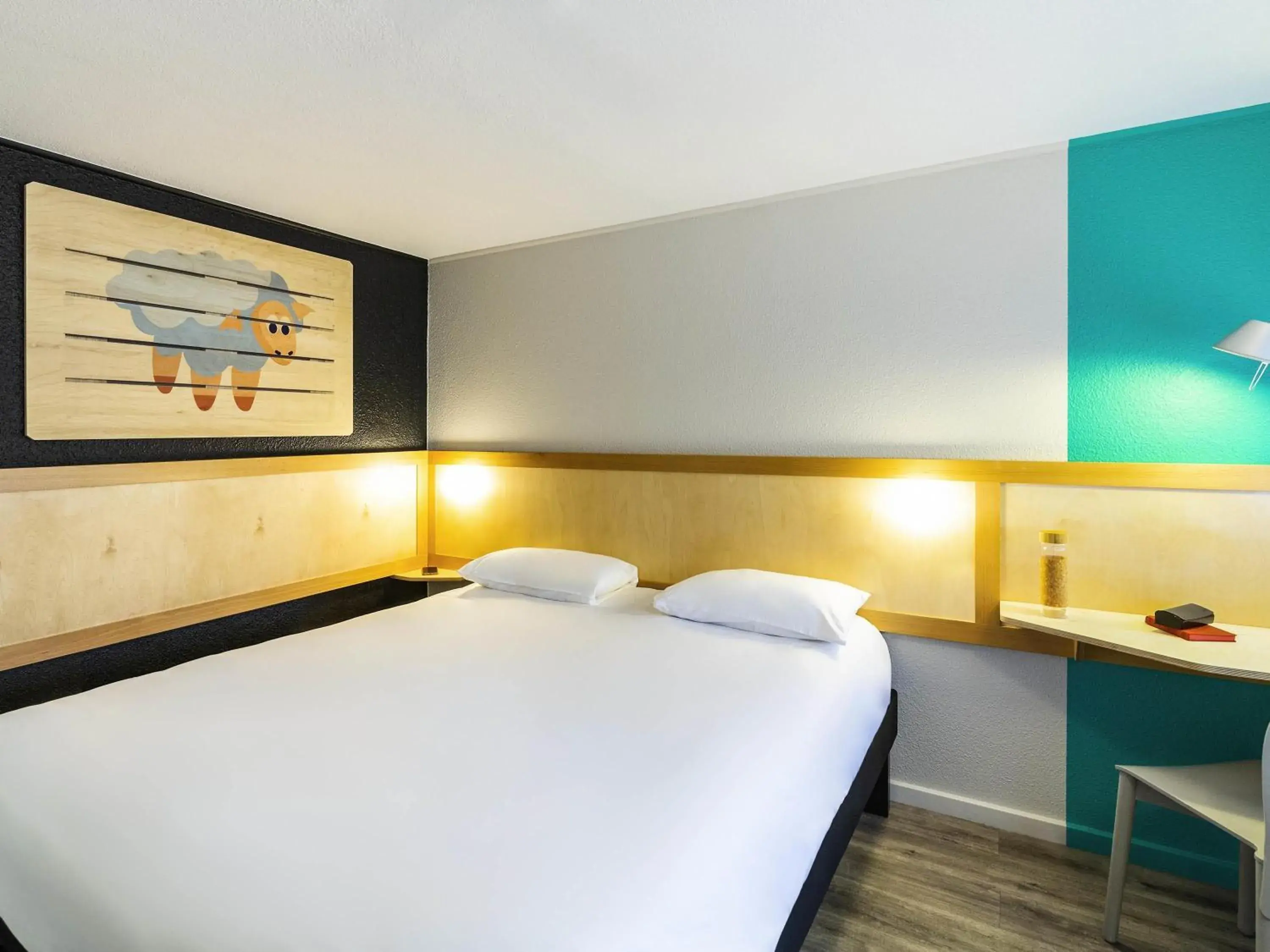 Standard Queen Room in greet hôtel Angoulême Standard Queen Room in greet hôtel Angoulême