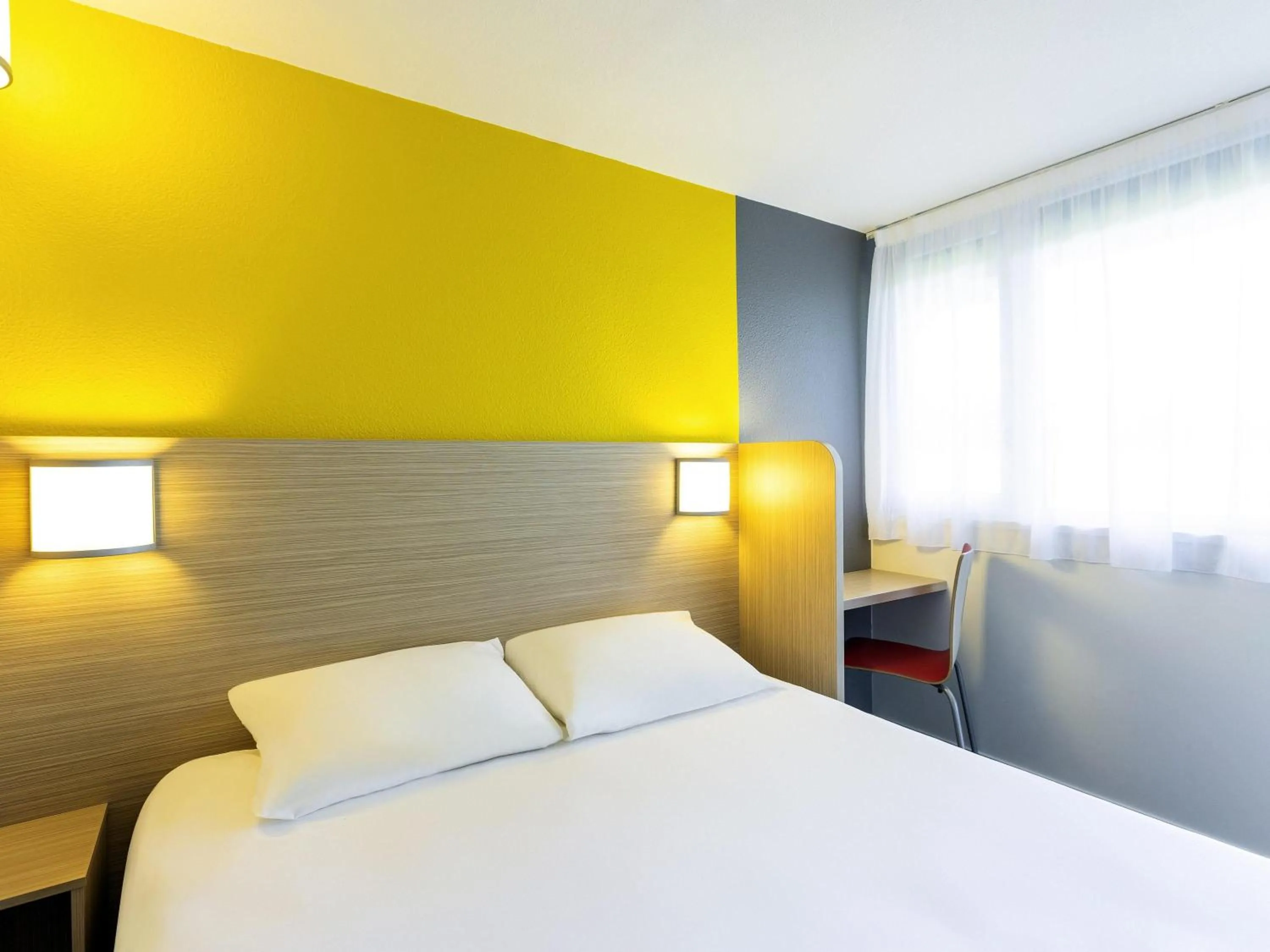 Bedroom, Bed in greet hôtel Angoulême