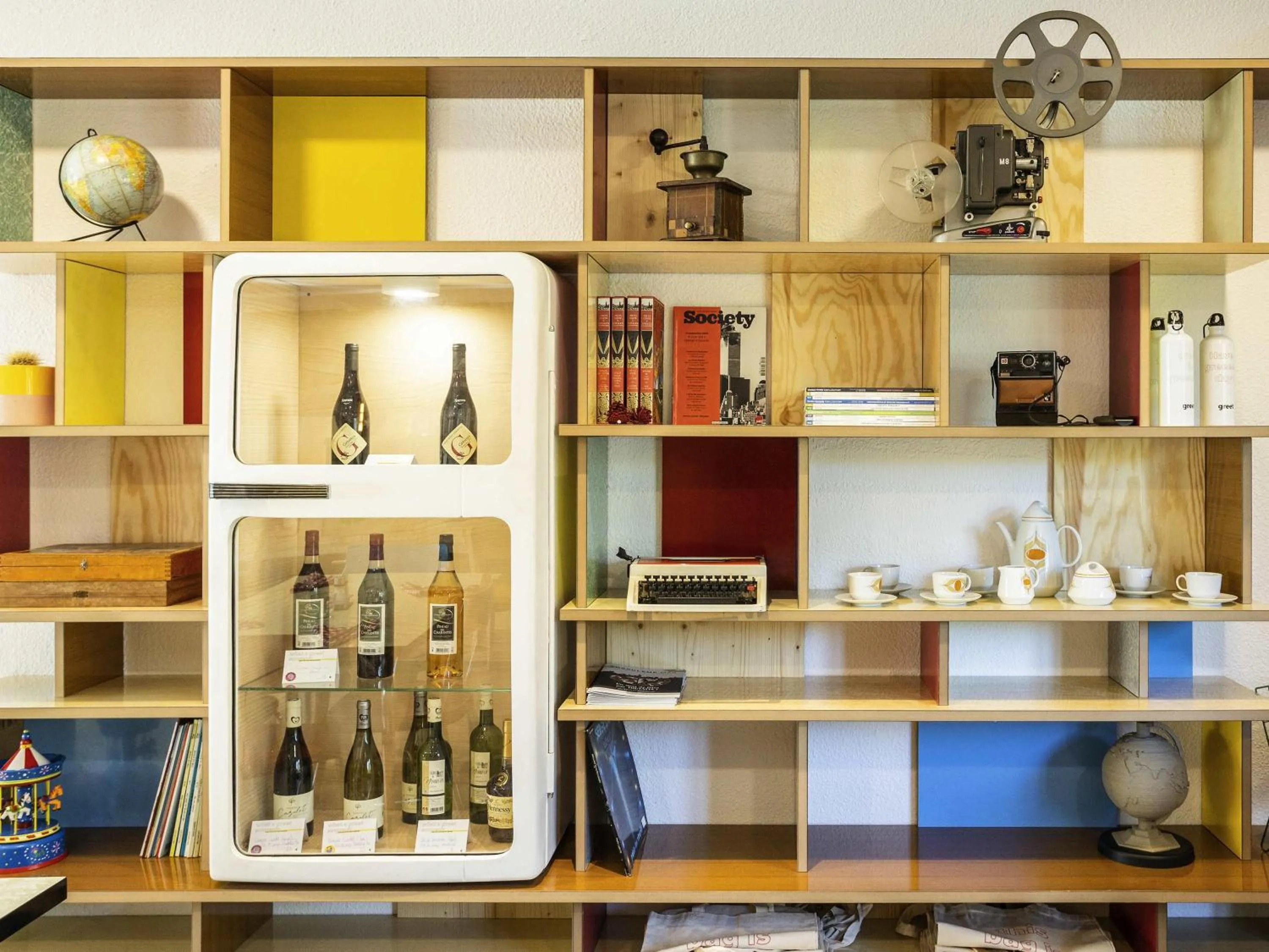 Lounge or bar in greet hôtel Angoulême