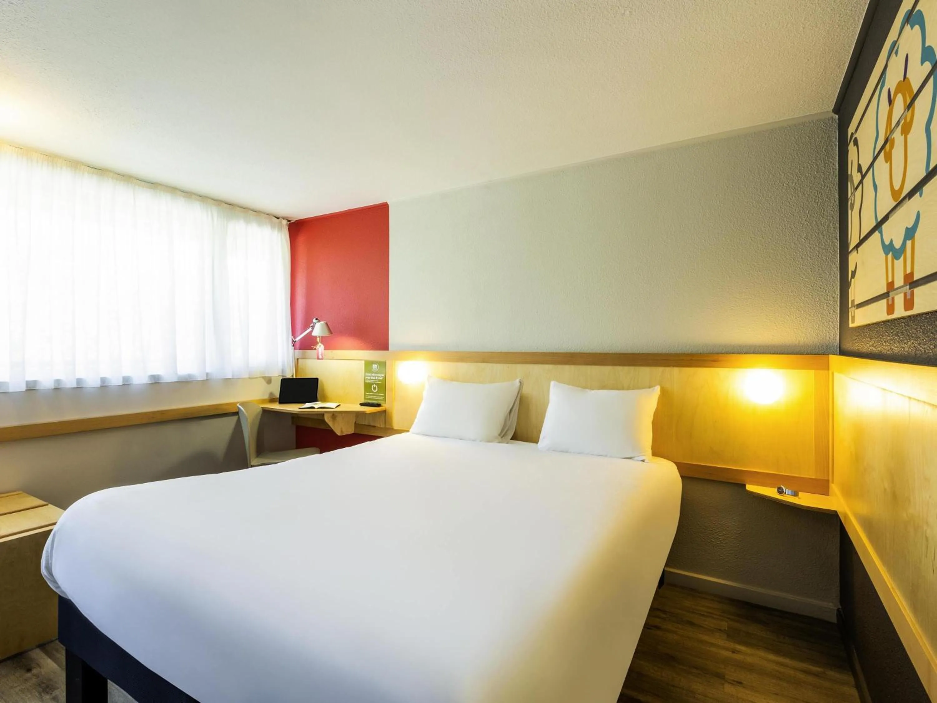 Bedroom, Bed in greet hôtel Angoulême