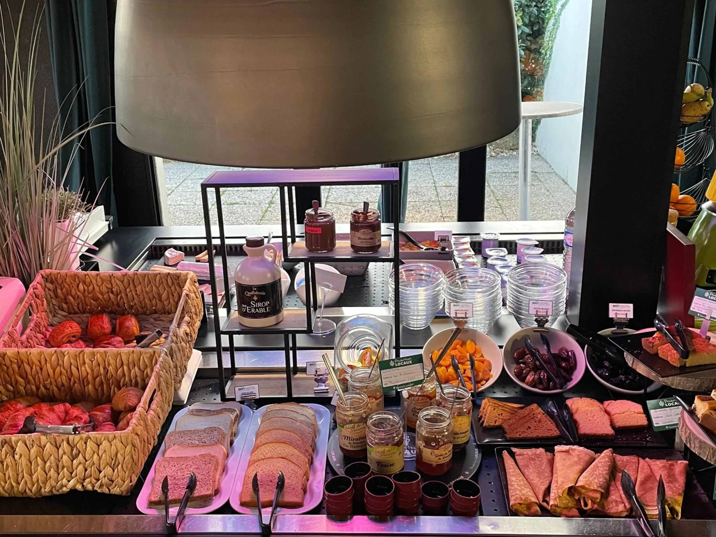 Food and drinks in Brit Hotel Quimper Sud