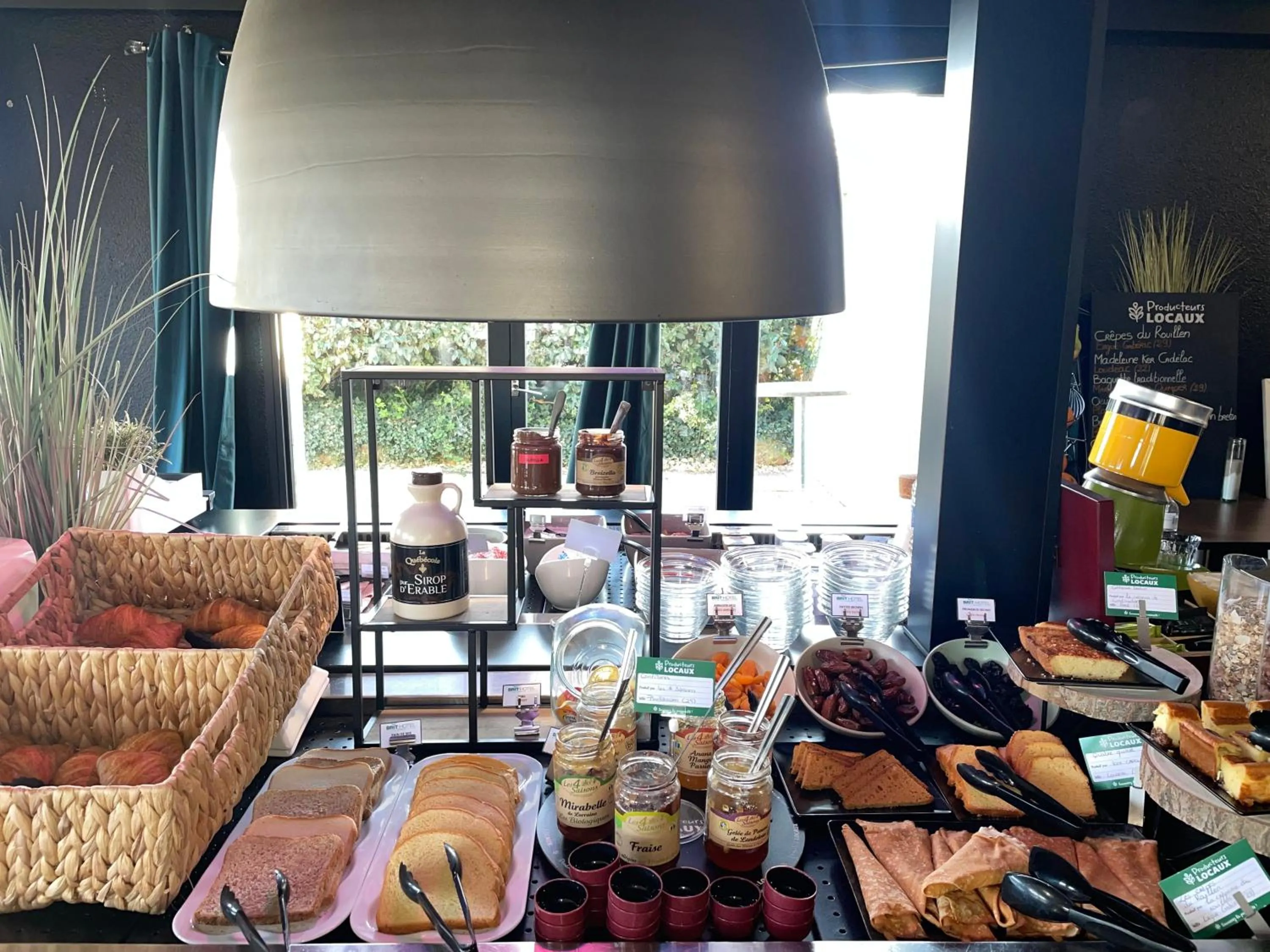 Food and drinks in Brit Hotel Quimper Sud