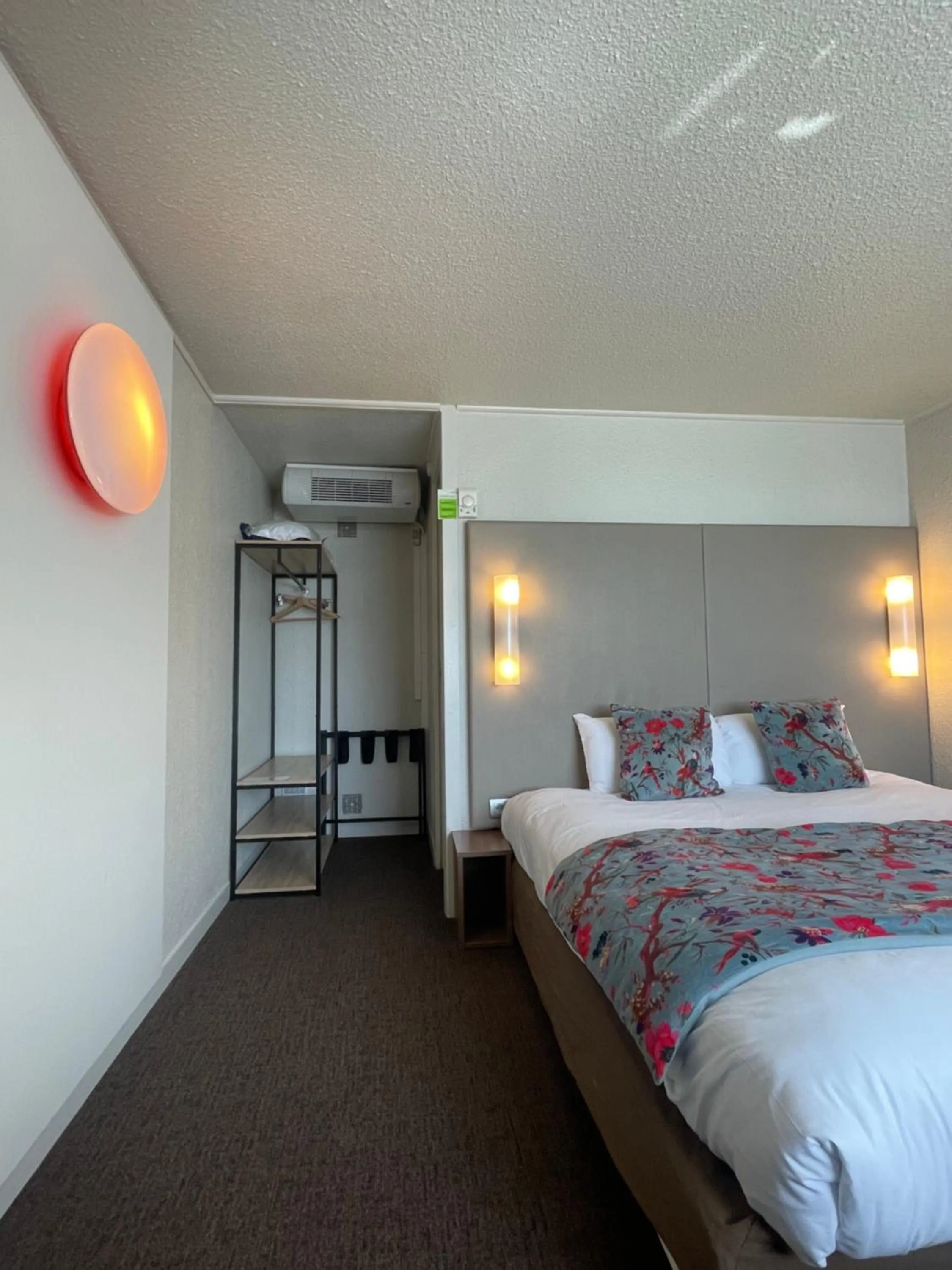 Bedroom, Bed in Brit Hotel Quimper Sud