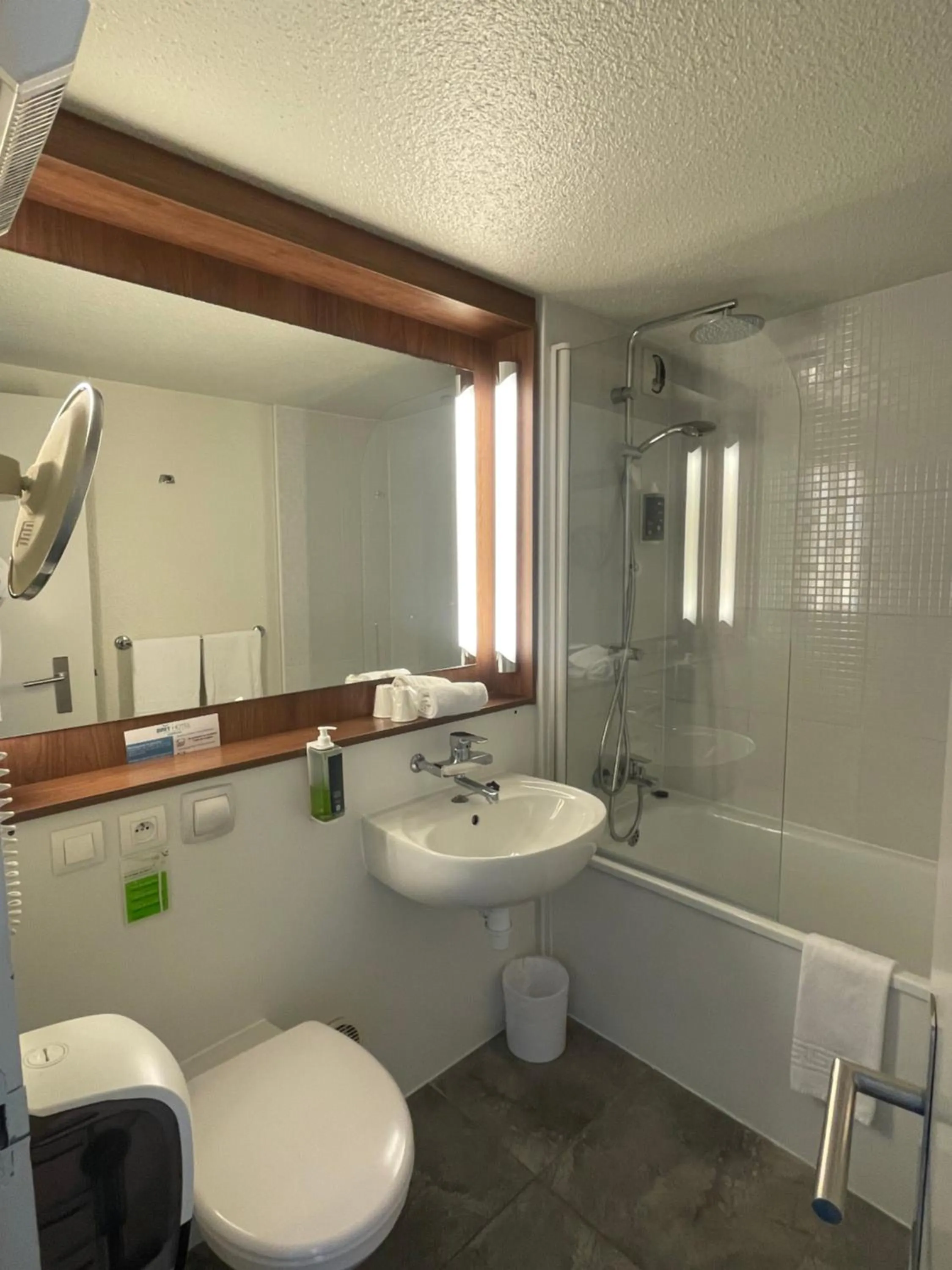 Bathroom in Brit Hotel Quimper Sud