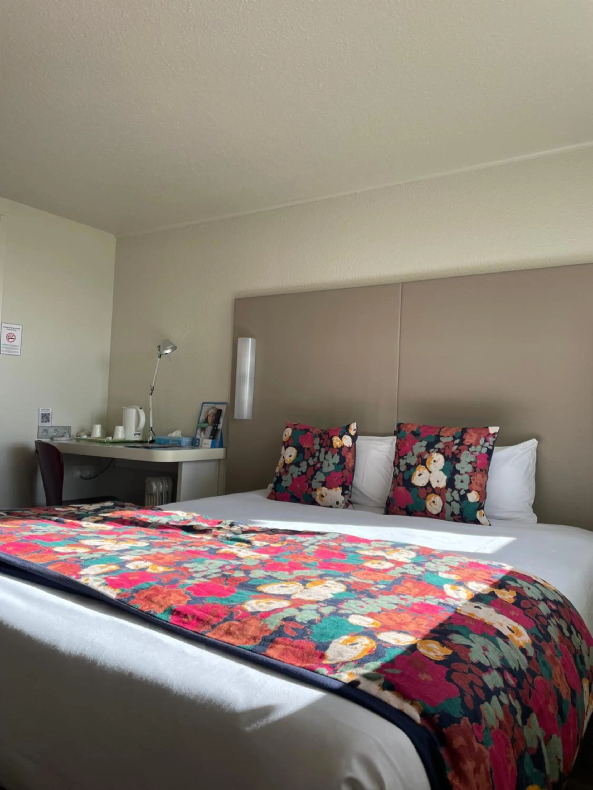 Bedroom, Bed in Brit Hotel Quimper Sud