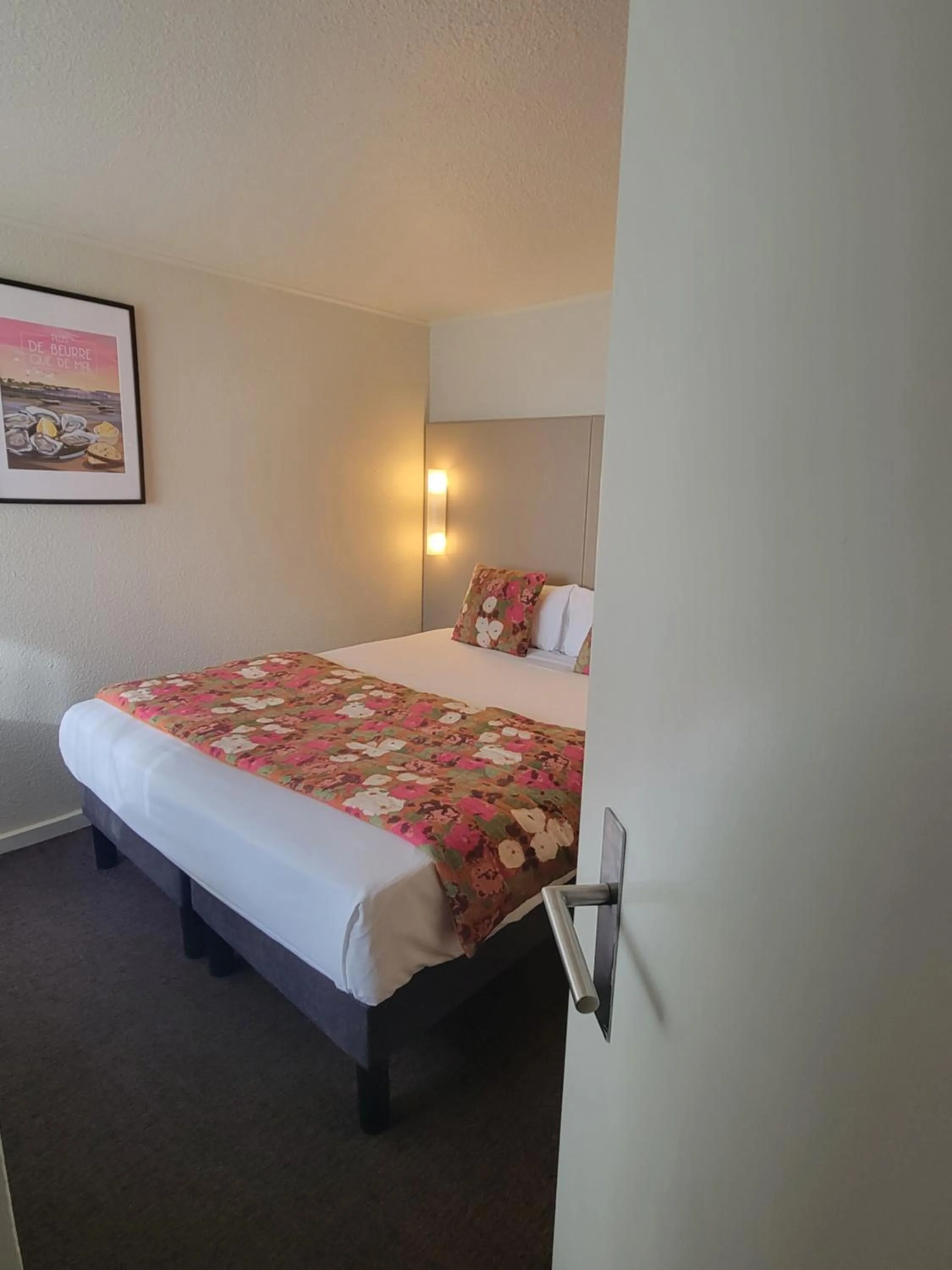 Bed in Brit Hotel Quimper Sud