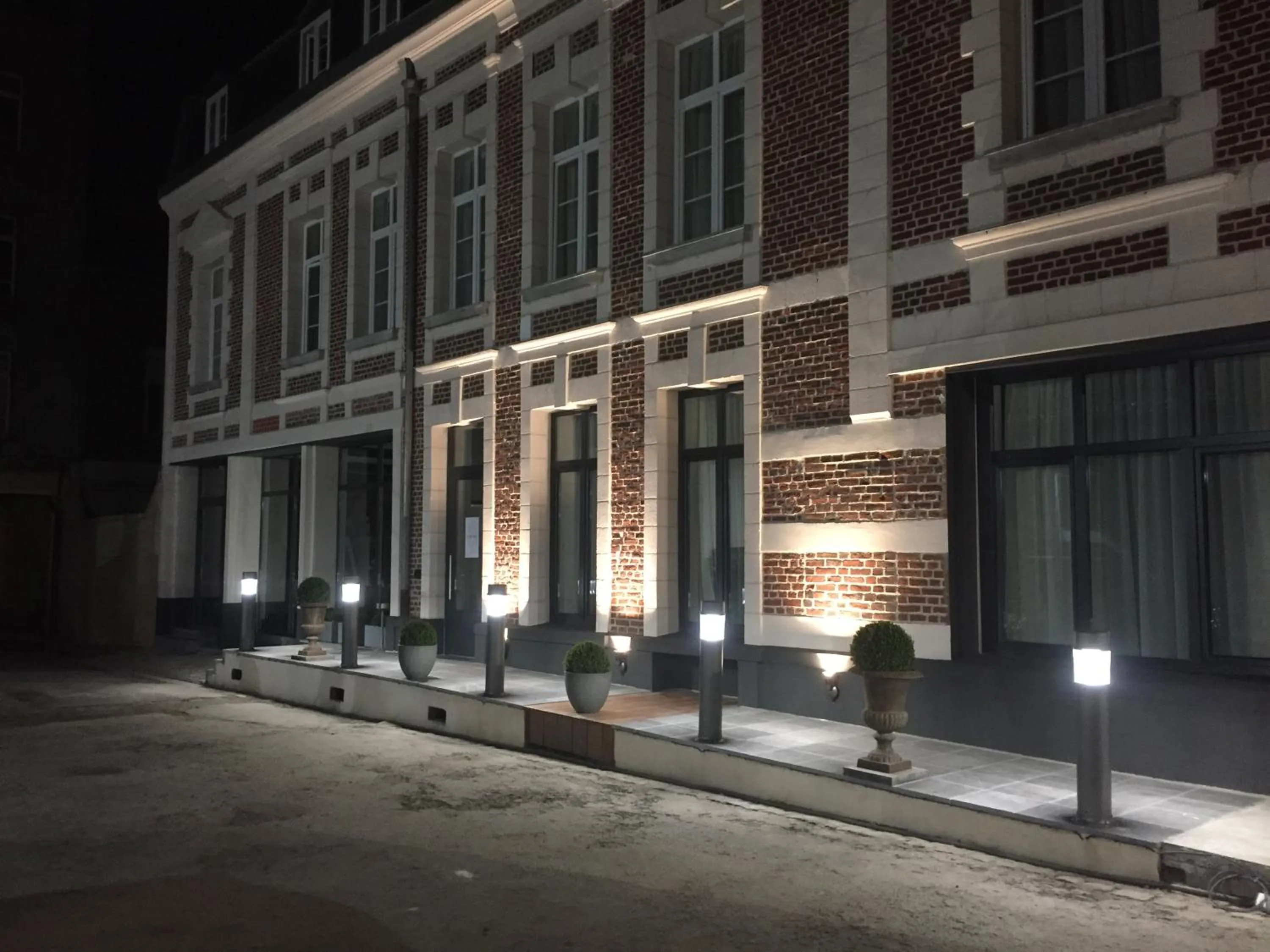 Facade/entrance in Le Dome