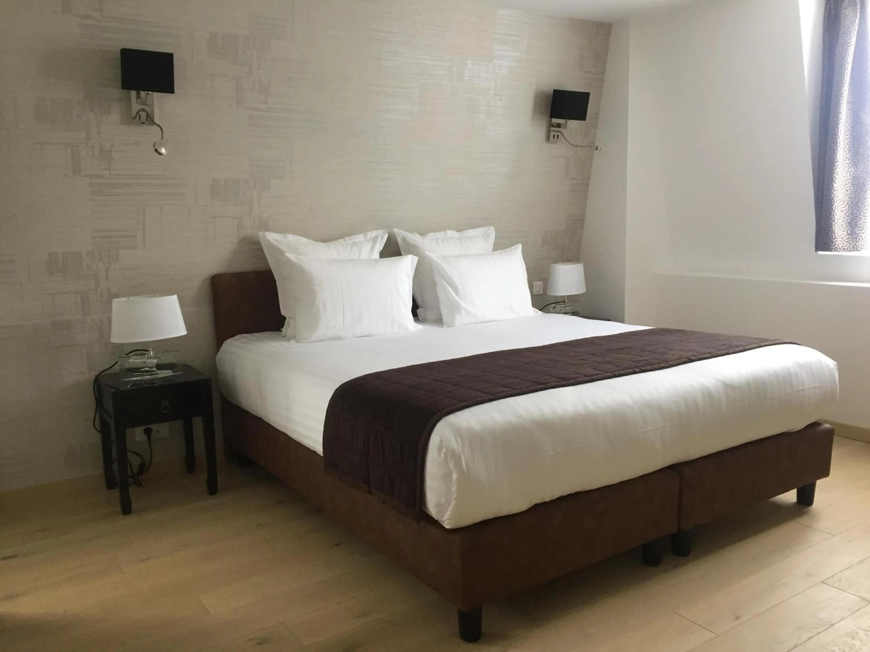 Photo of the whole room, Bed in Le Dome