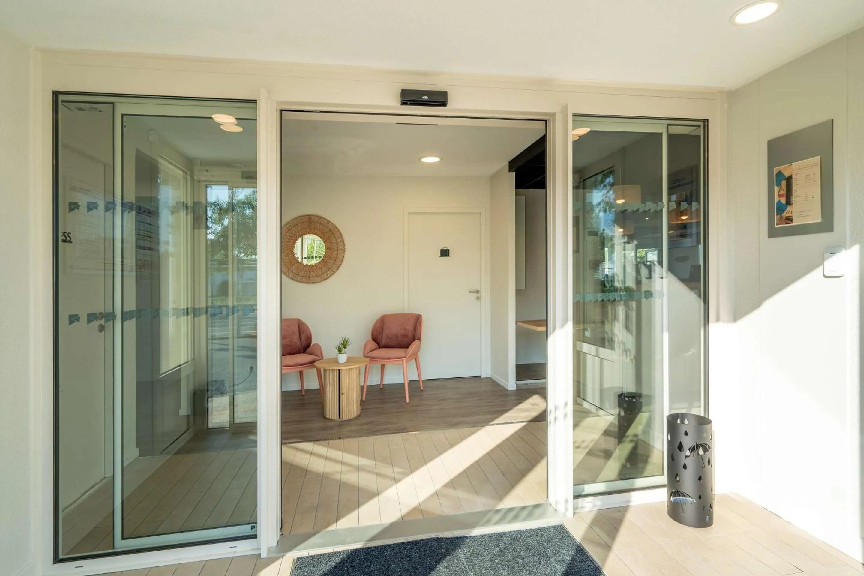 Lobby or reception in Sure Hotel by Best Western Rochefort-sur-Mer