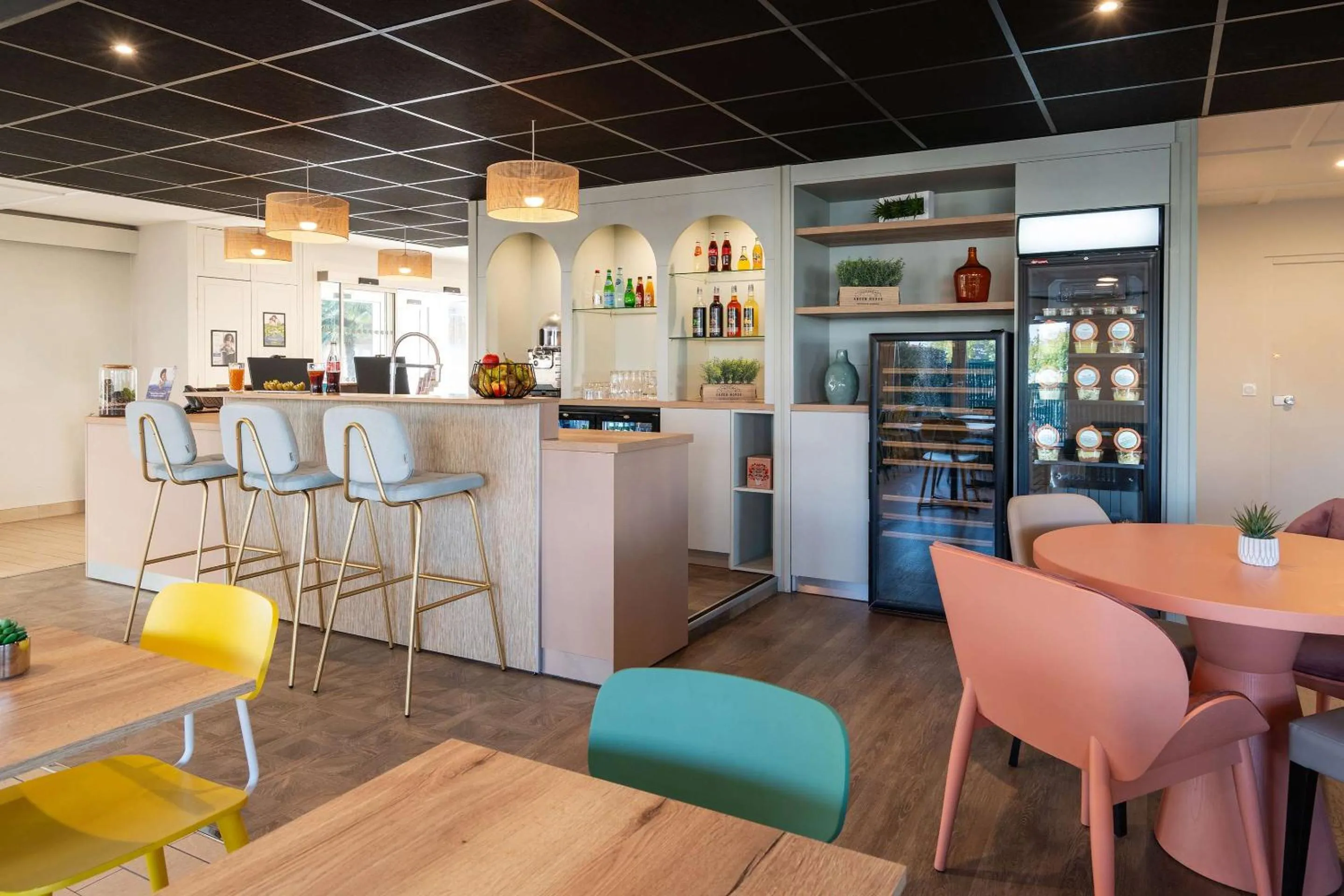 Lounge or bar in Sure Hotel by Best Western Rochefort-sur-Mer