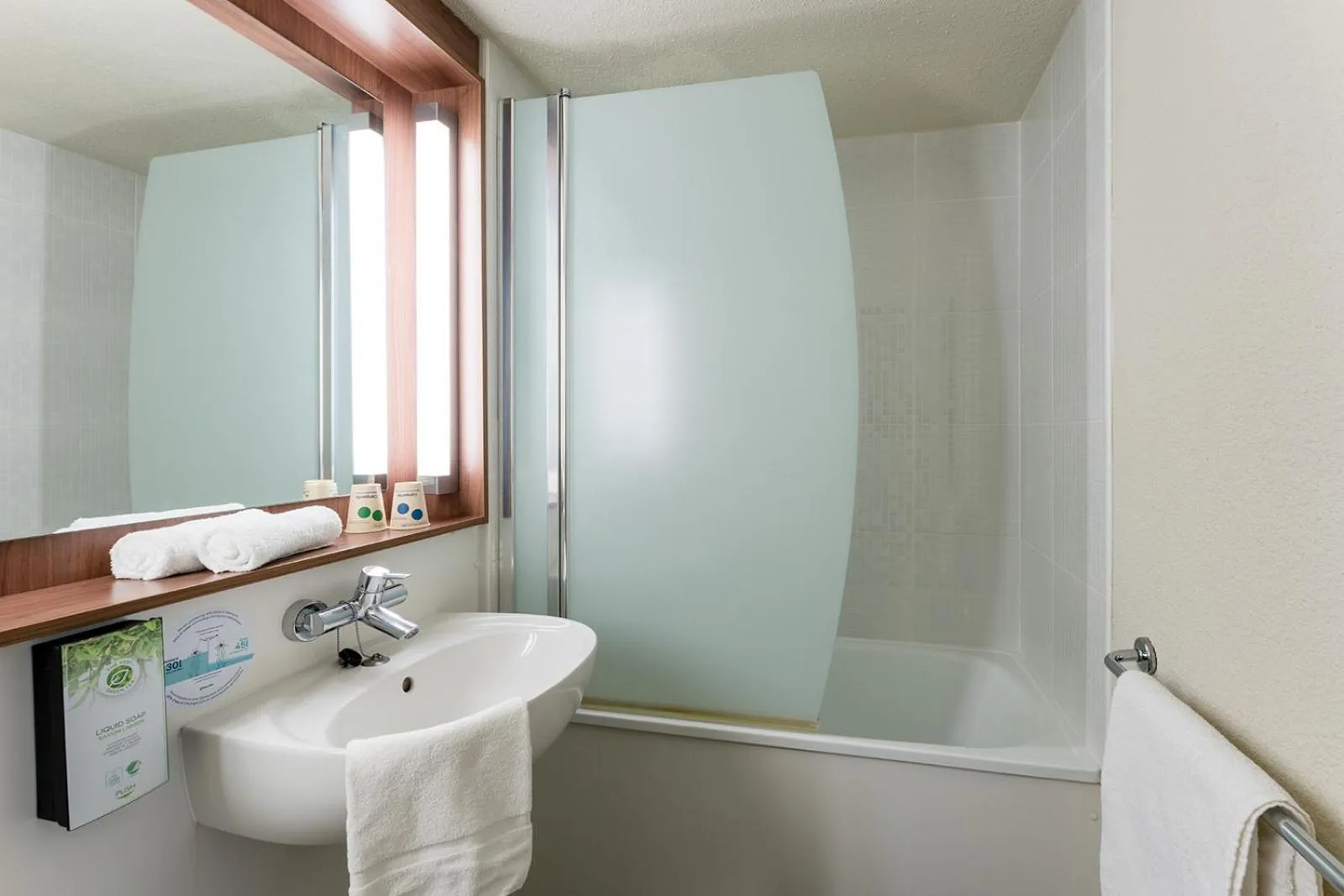 Bathroom in Campanile Rouen Sud - Zénith - Parc Expo