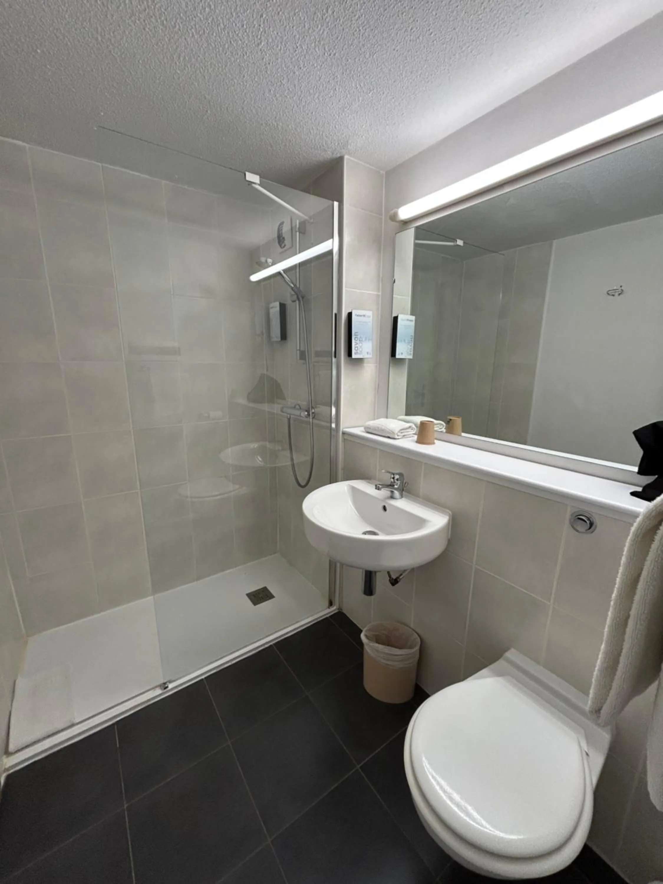 Bathroom in Campanile Sablé-Sur-Sarthe Vion