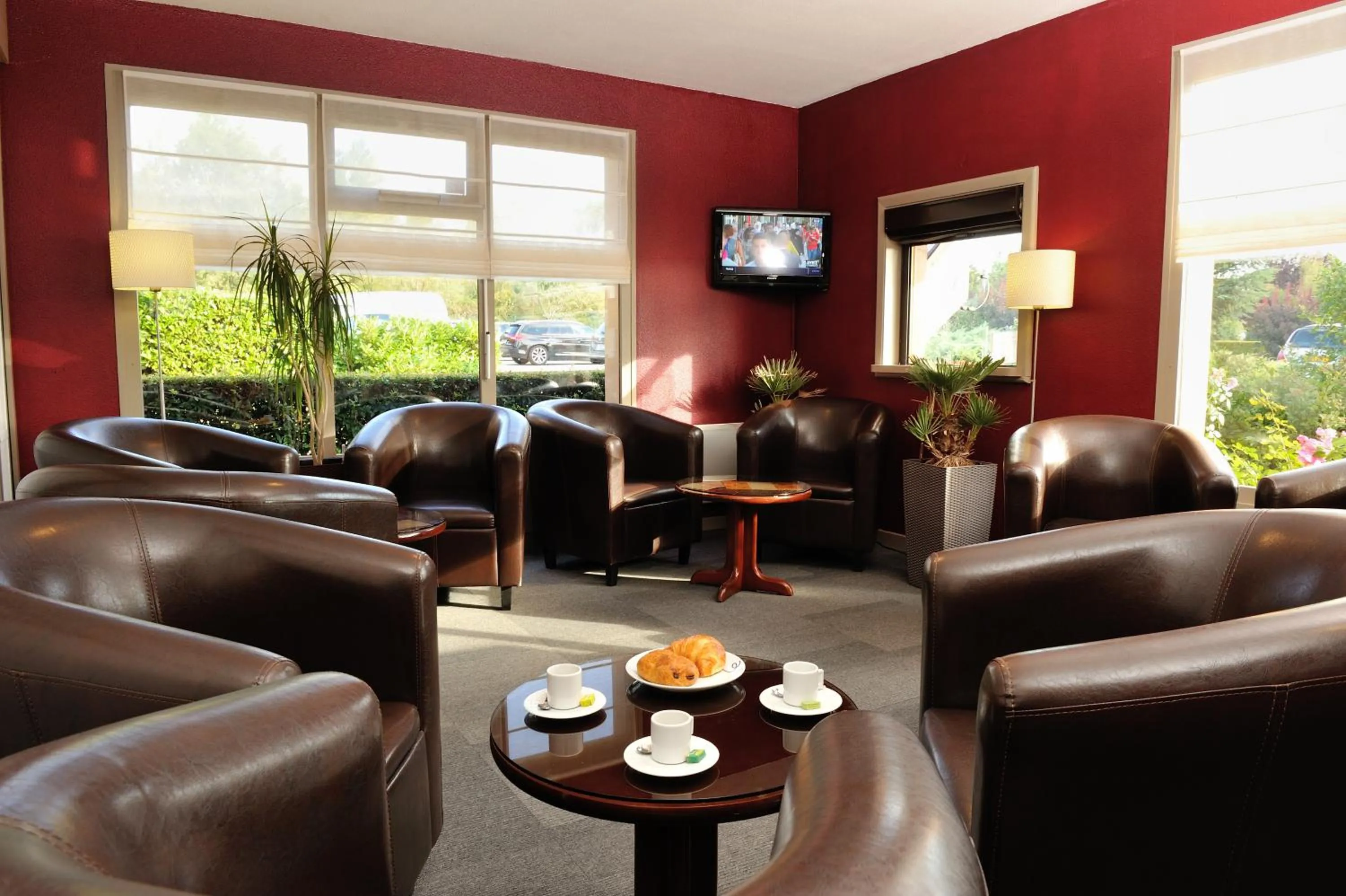 Communal lounge/ TV room in Campanile Saint-Etienne Est- Saint-Chamond