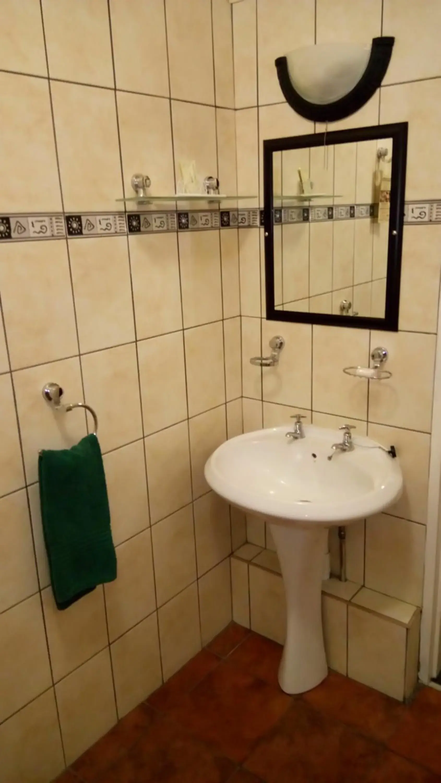 Family Room - single occupancy in Royal Hotel Ladysmith Family Room - single occupancy in Royal Hotel Ladysmith